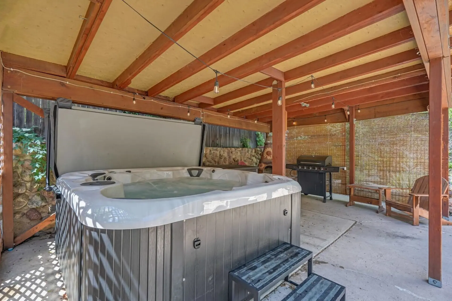 Bullseye Bungalow! Hot Tub & BBQ for Gatherings!