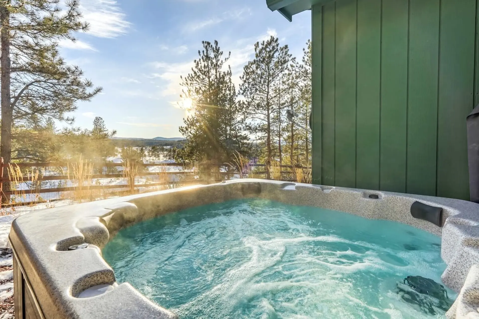 Crystal Retreat Cabin! Holiday Home w Hot Tub, BBQ