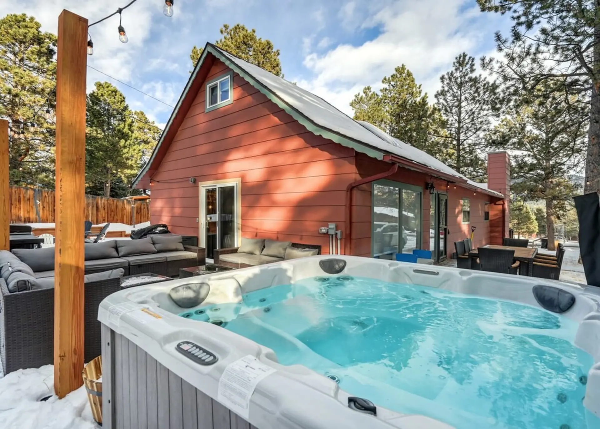 Radiant Retreat! Holiday Home w Hot Tub & BBQ