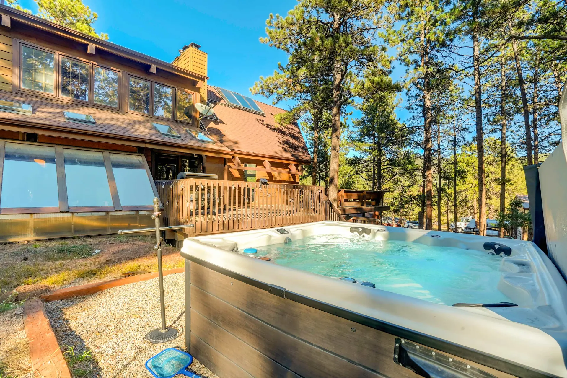 Moose Tracks Cabin! Holiday Home w Hot Tub,BBQ & B