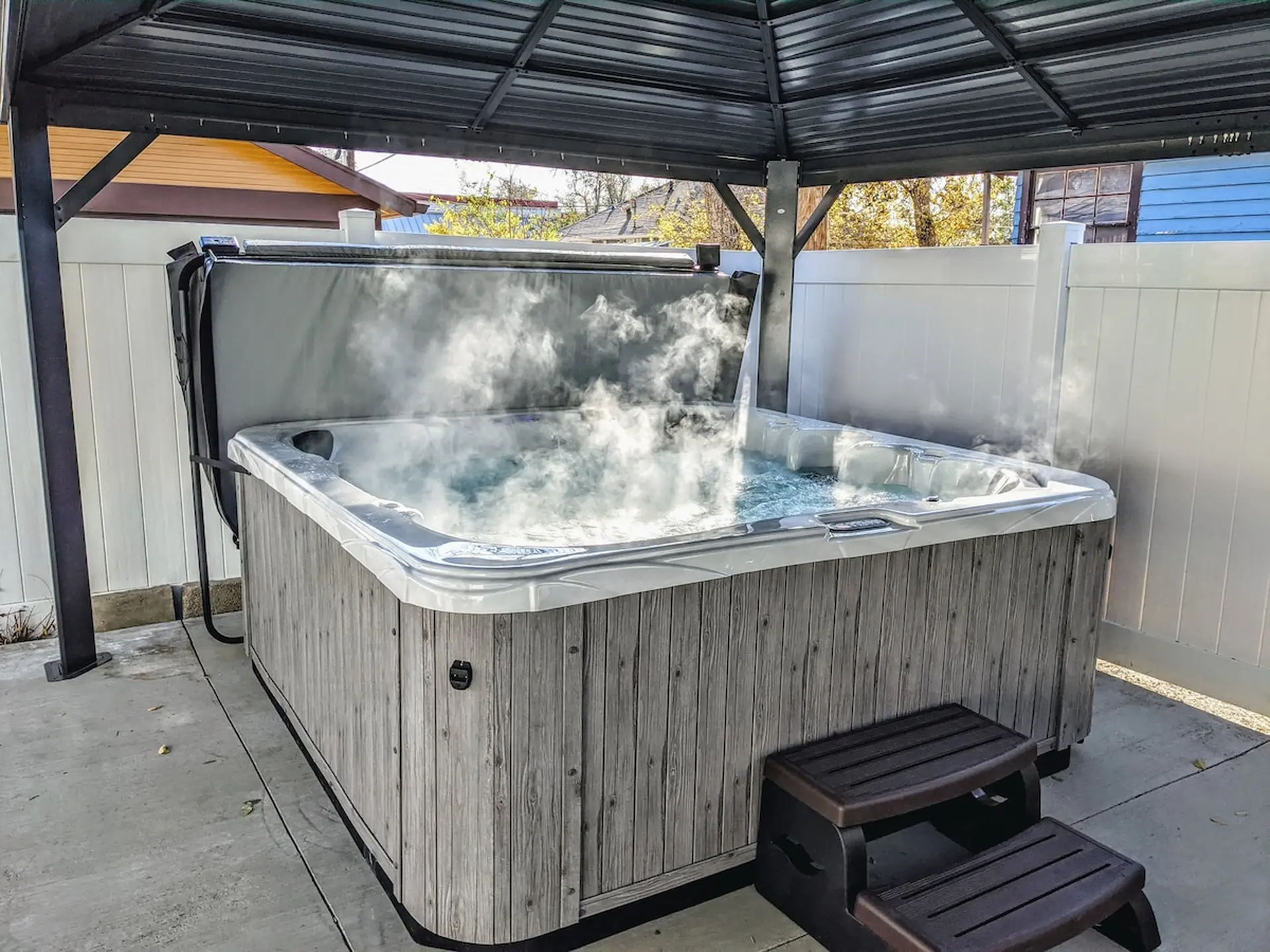 Olympic Flat! Downtown Hot Tub | BBQ | Fire Pit