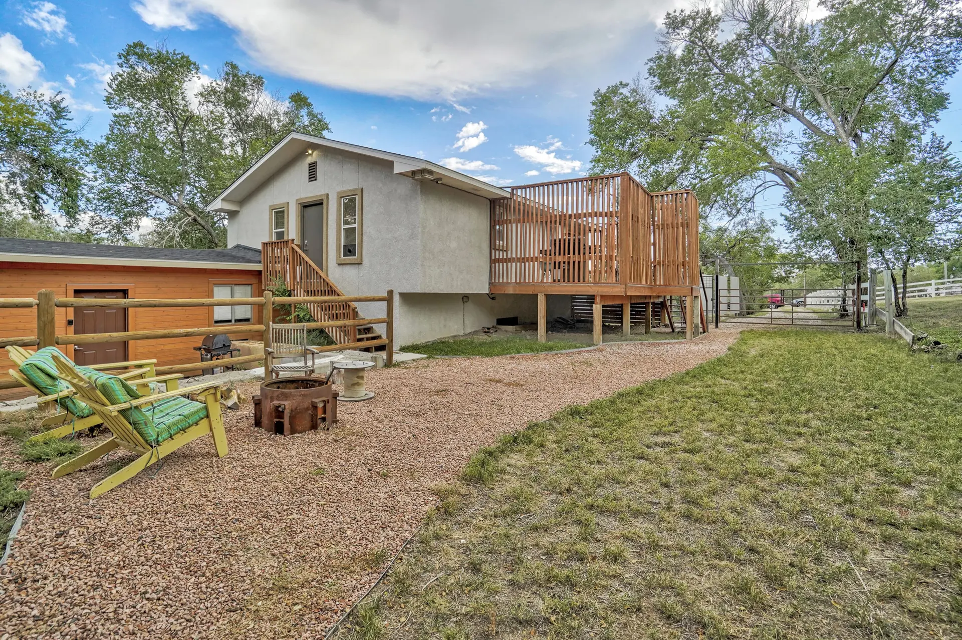 Red Rock Loft! Trails | BBQ & Fire Pit | Views!