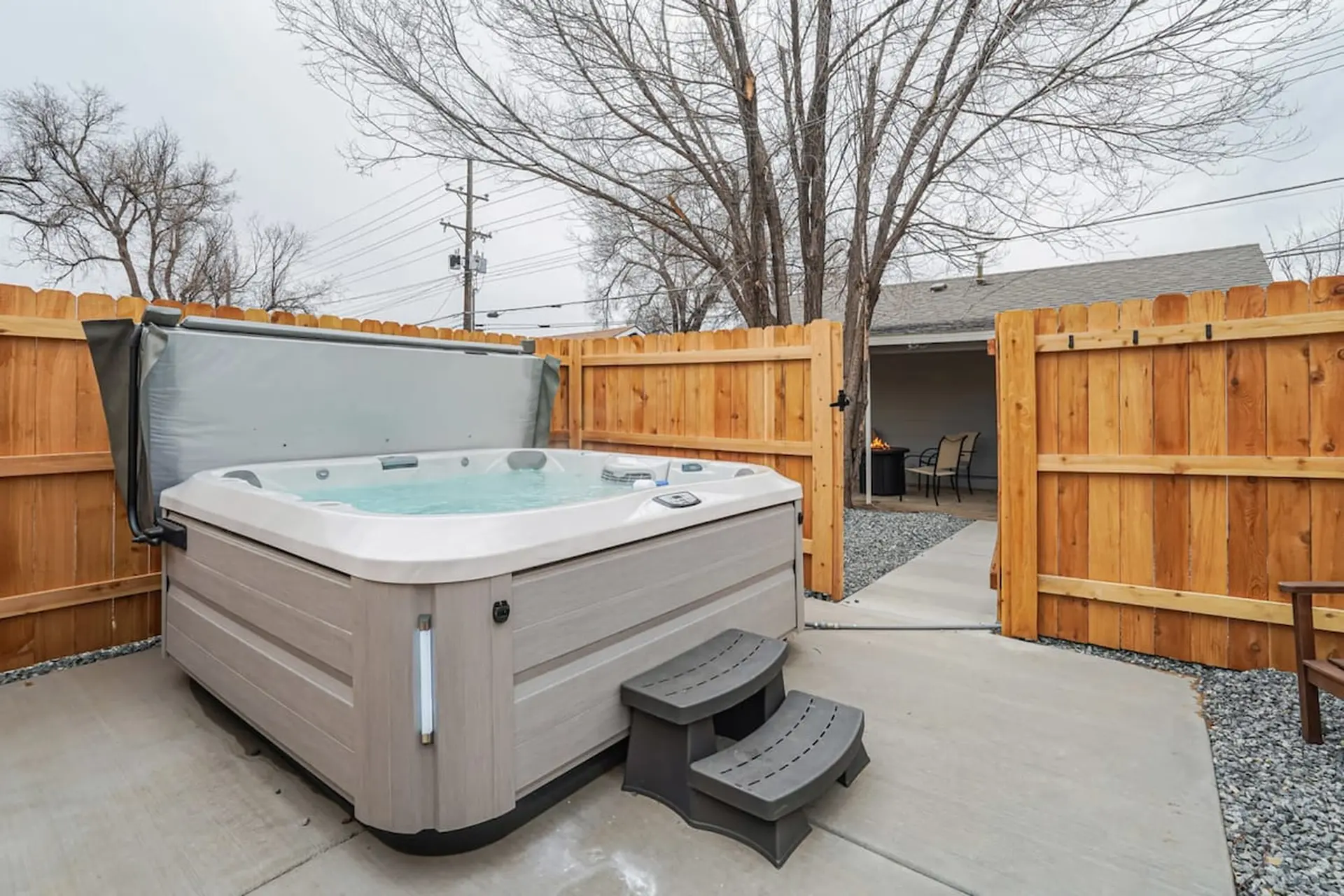 Bonny Beaut! Basement Suite w Hot Tub & Fire Pit!