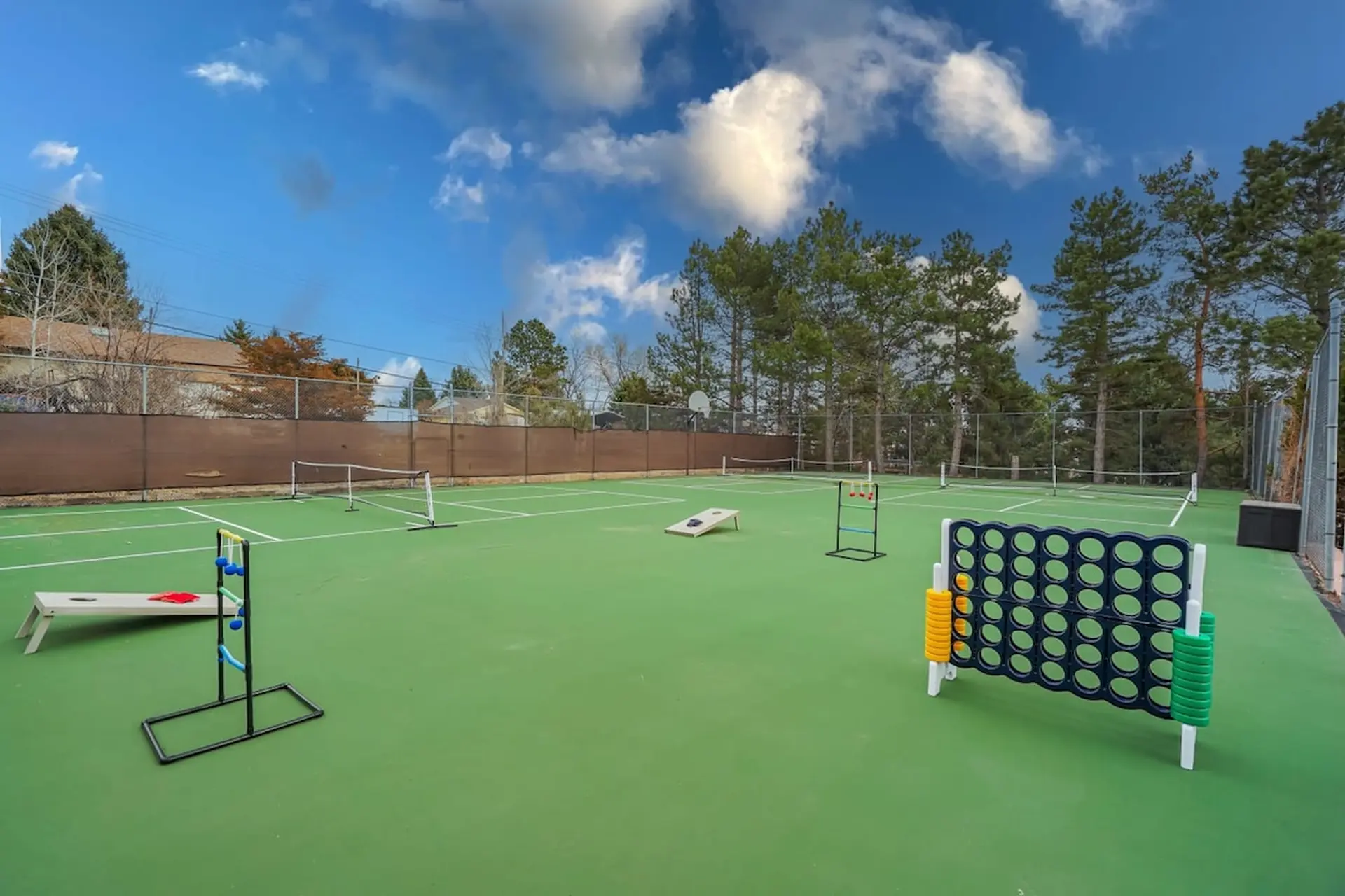 Pickleball Palace! Courts & Games & Hot Tub & BBQ!