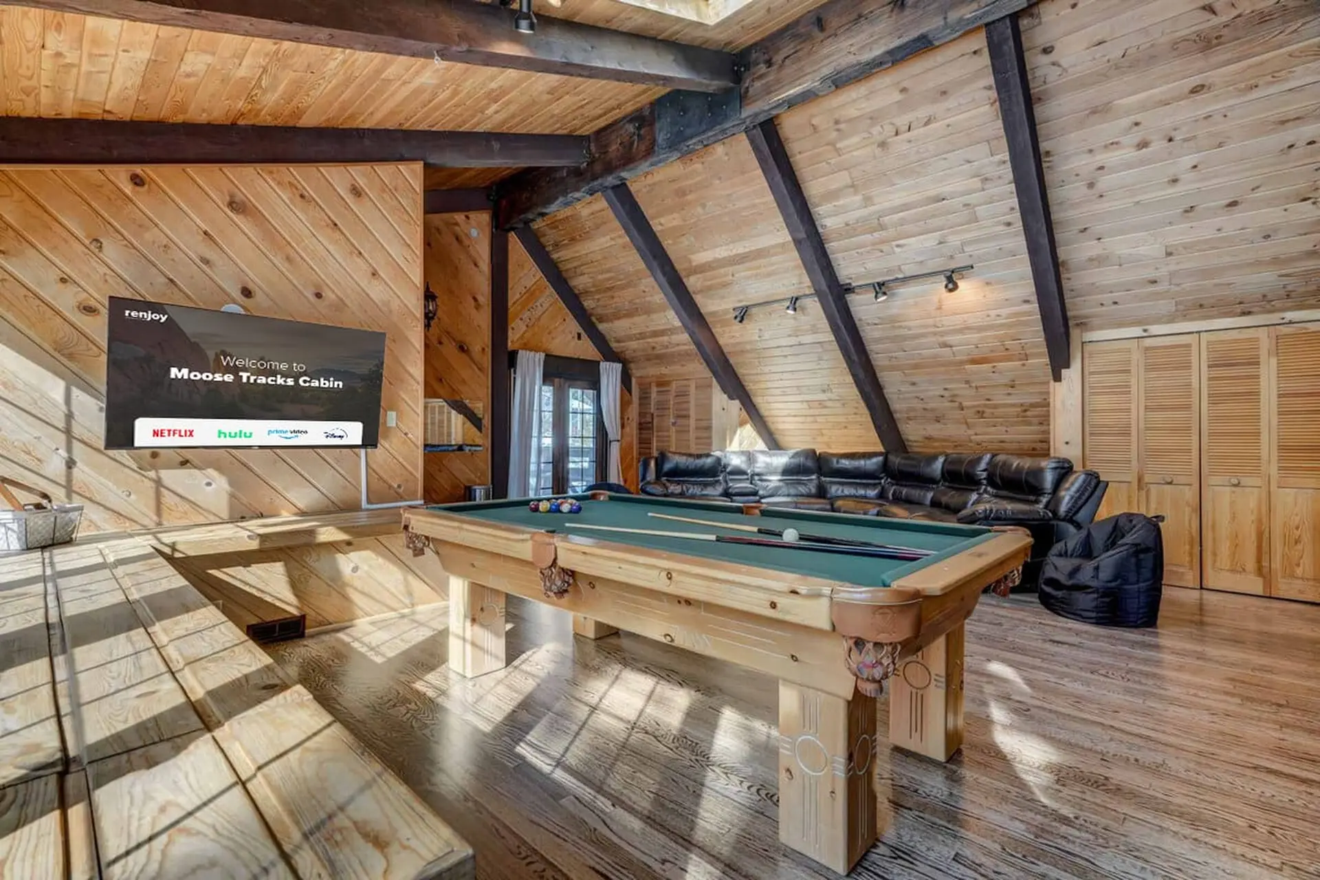 Moose Tracks Cabin! Hot Tub|BBQ|Billiards Groups