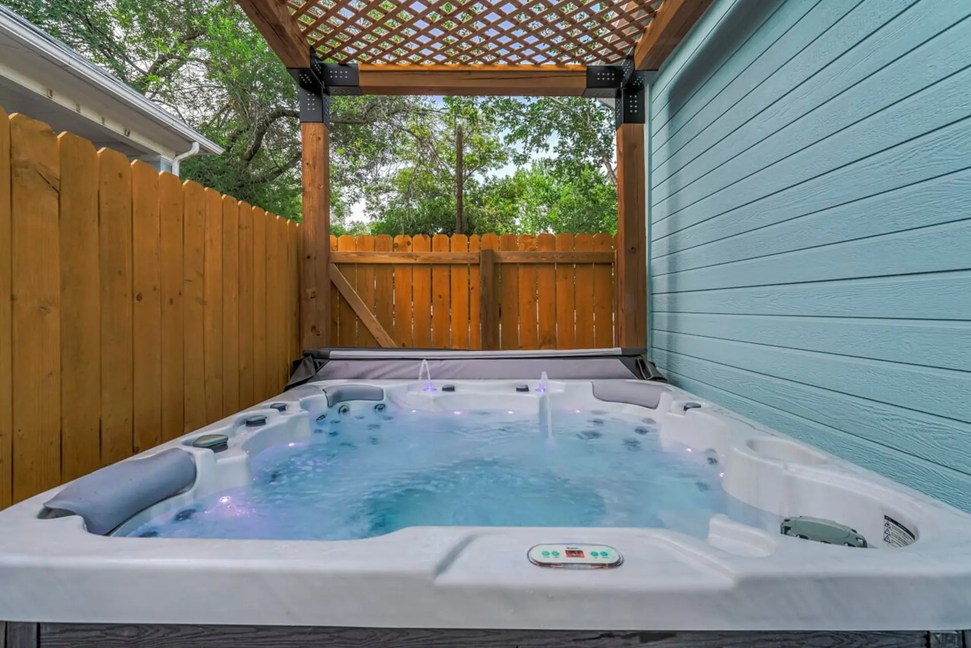 Baby Blue! Hot Tub! Elegant Kitchen & Bathrooms!