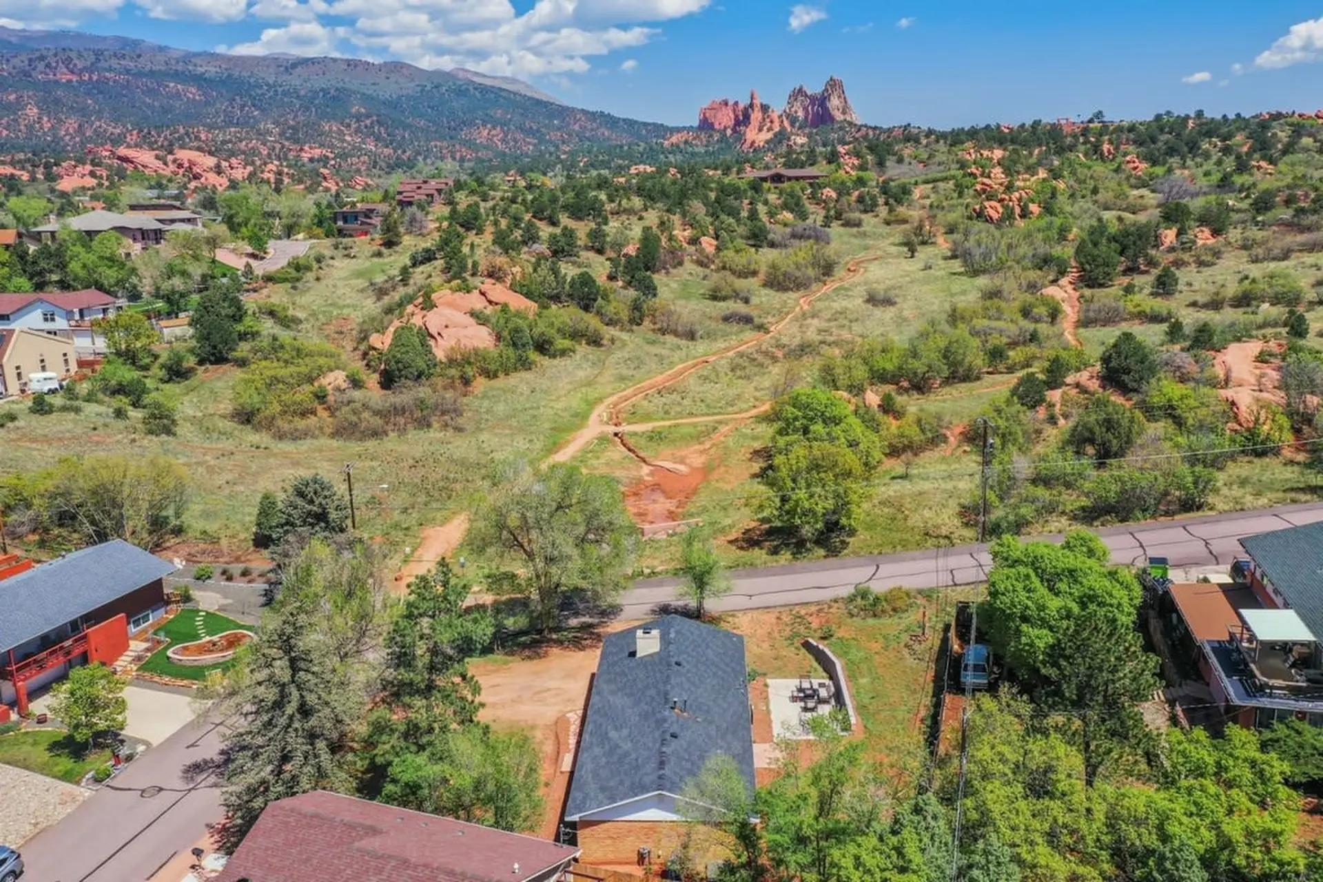 Flagstone Hall! Family Home! Garden of the Gods I