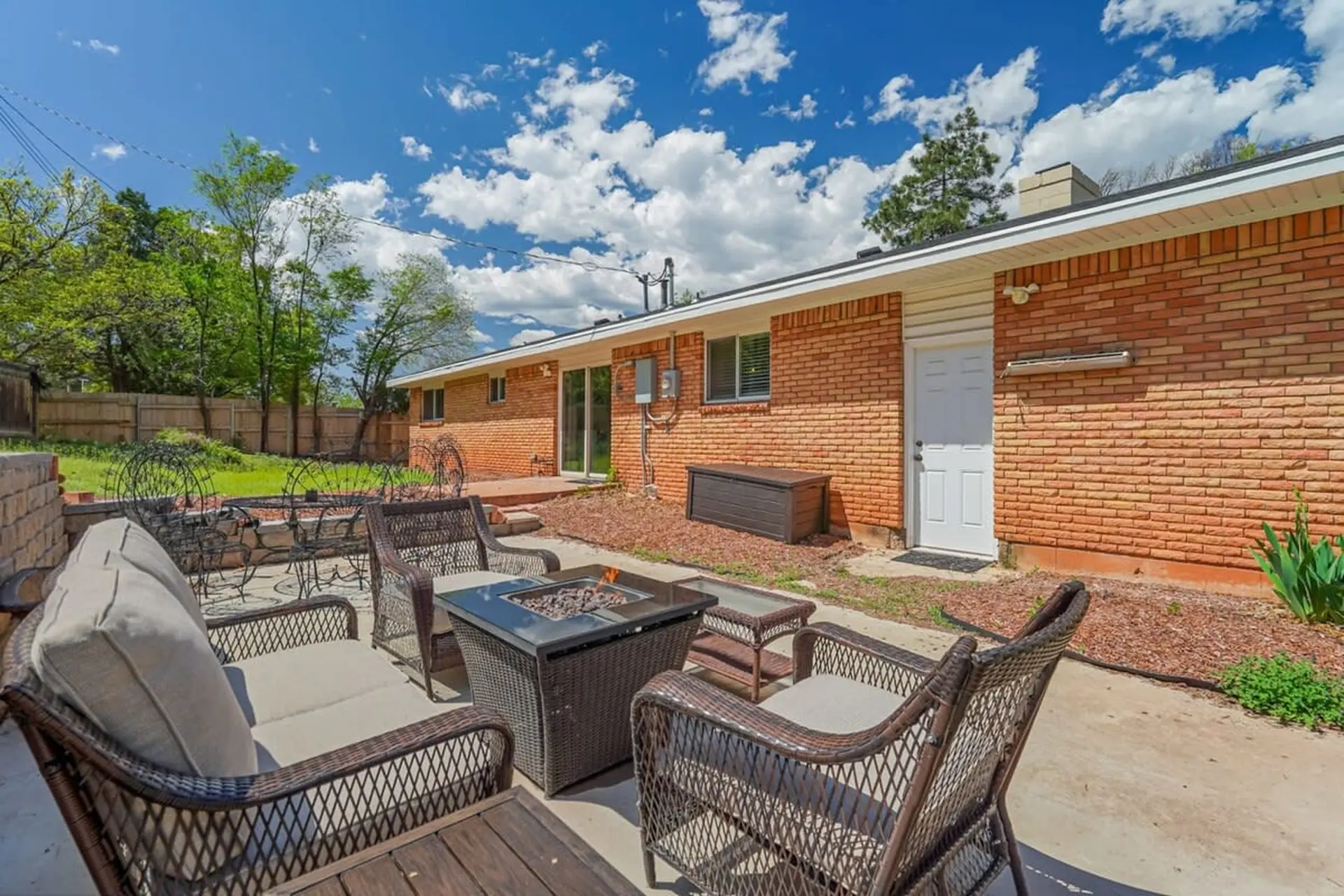 Flagstone Hall! Family Home! Garden of the Gods I