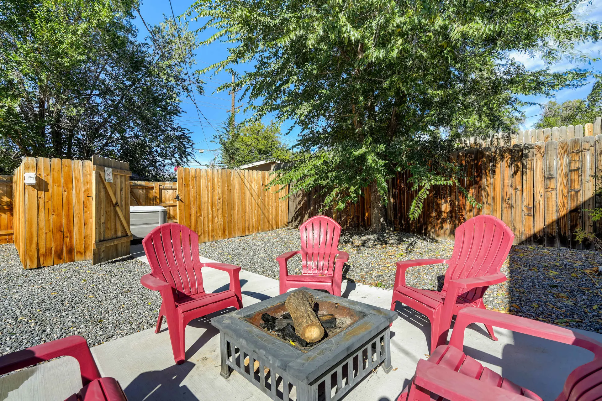 Bonny Beaut! Basement Suite w Hot Tub & Fire Pit!