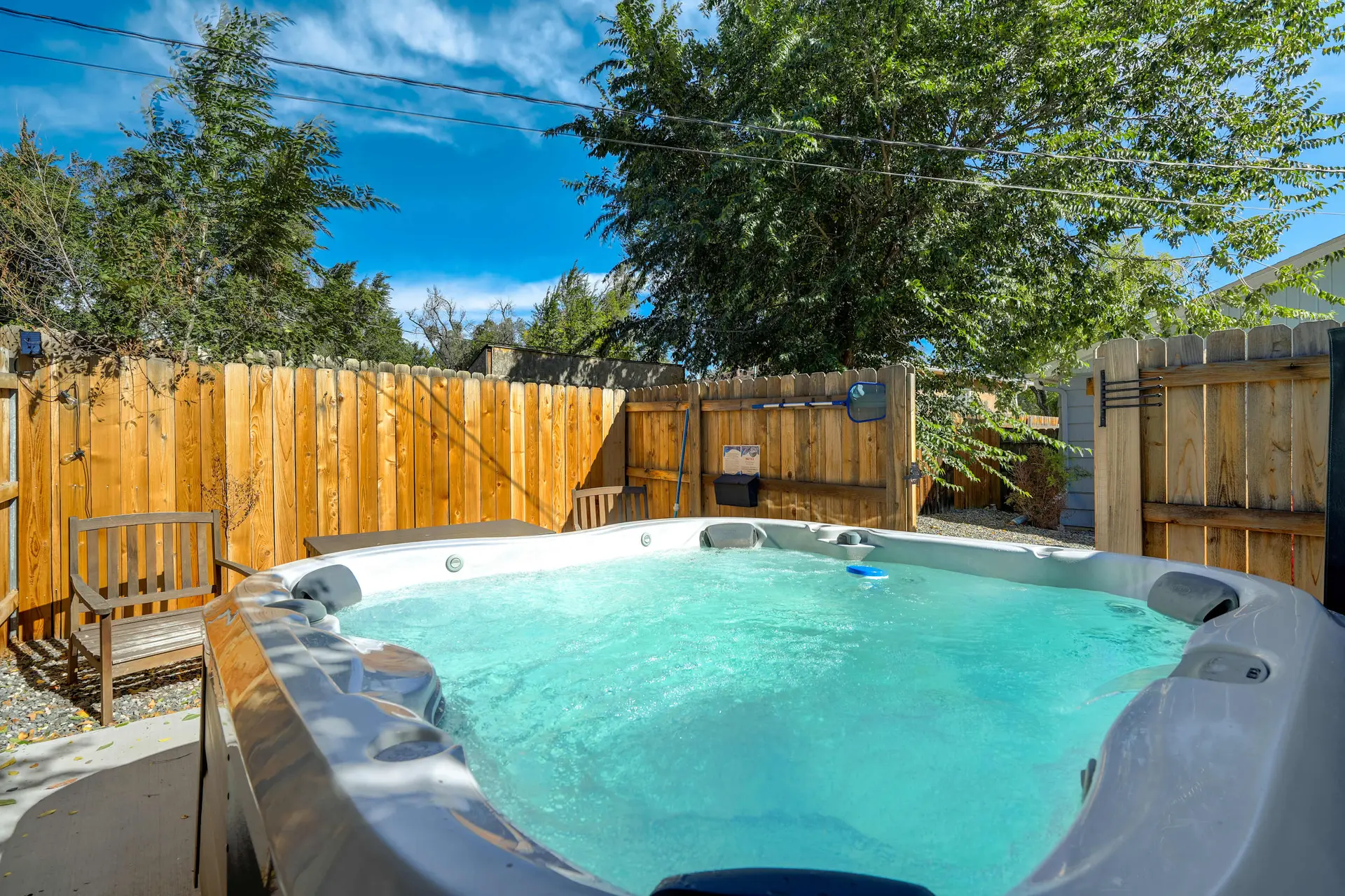 Bonny Beaut! Basement Suite w Hot Tub & Fire Pit!