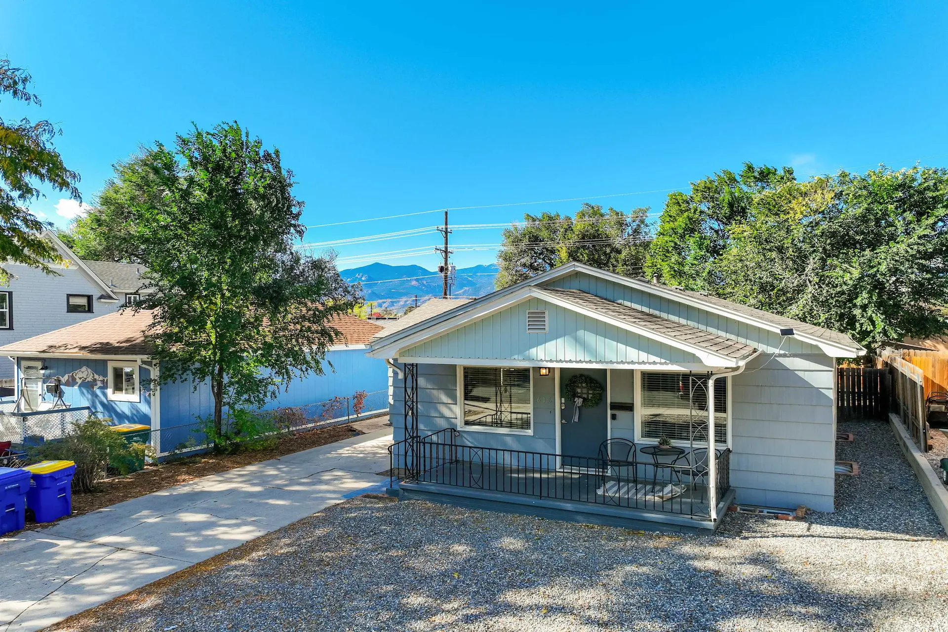 Bonny Beaut! Basement Suite w Hot Tub & Fire Pit!