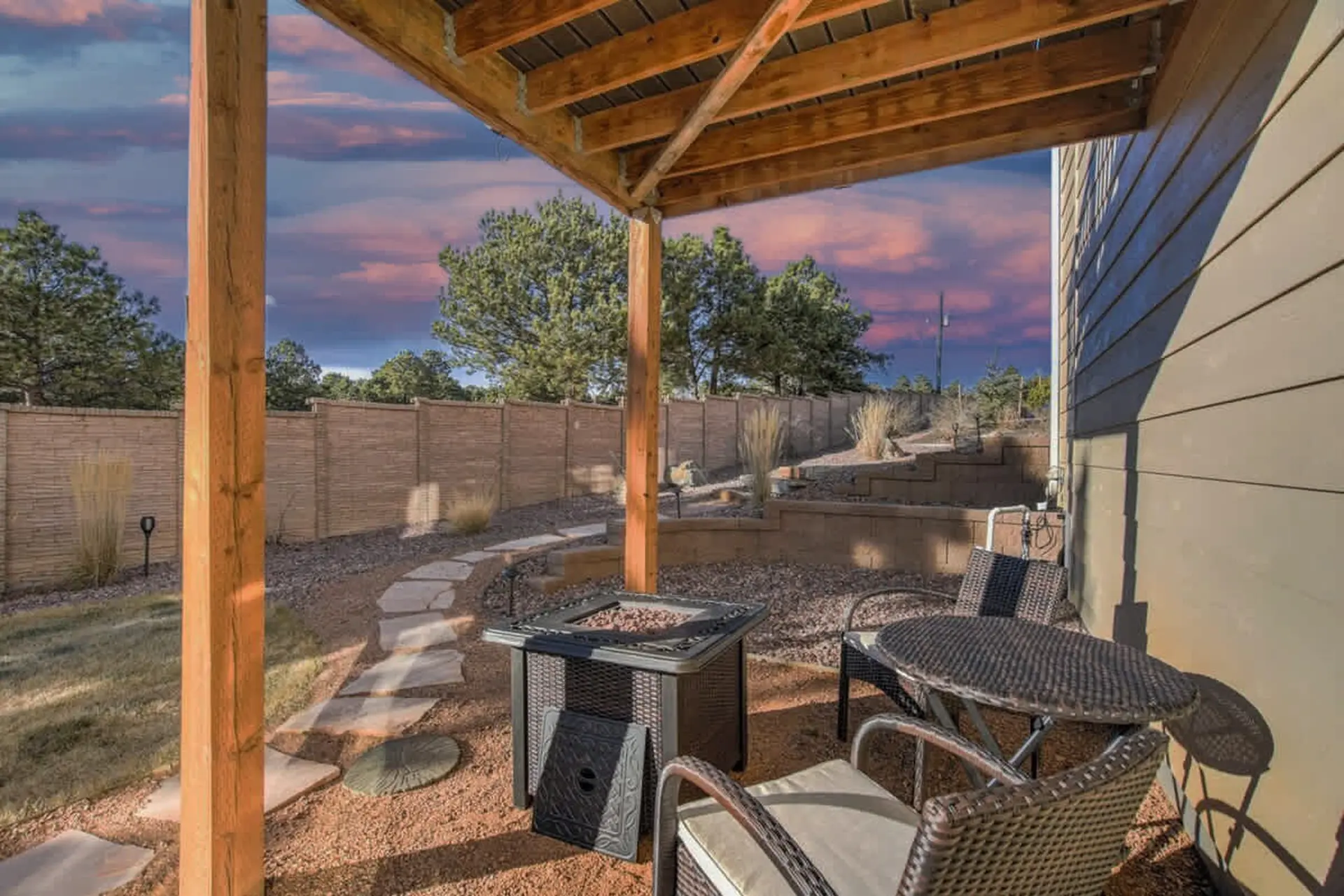 Lindenmere Retreat! Private Basement w Fire Pit