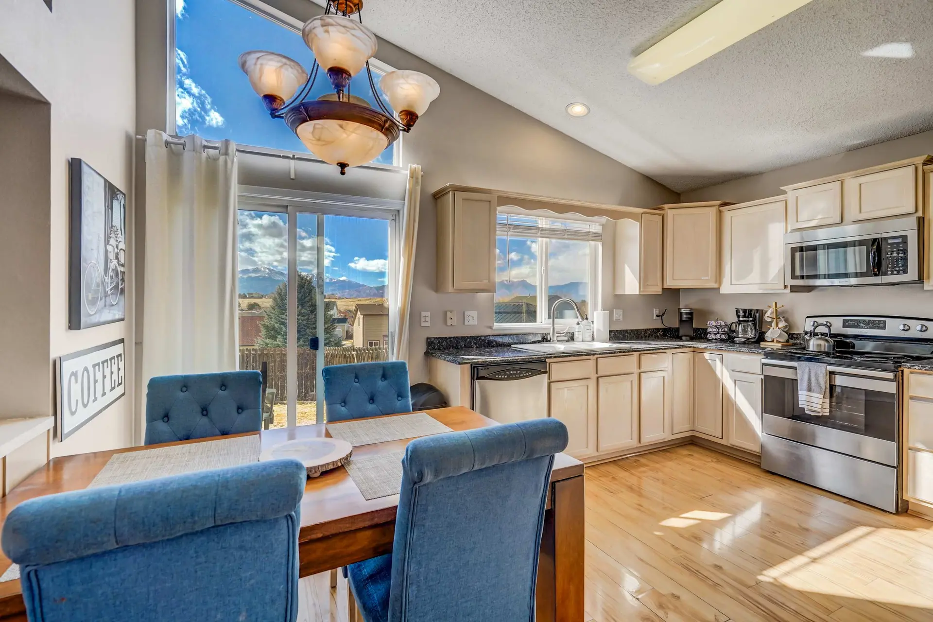 Lost Springs! Spacious Retreat w Stunning Views