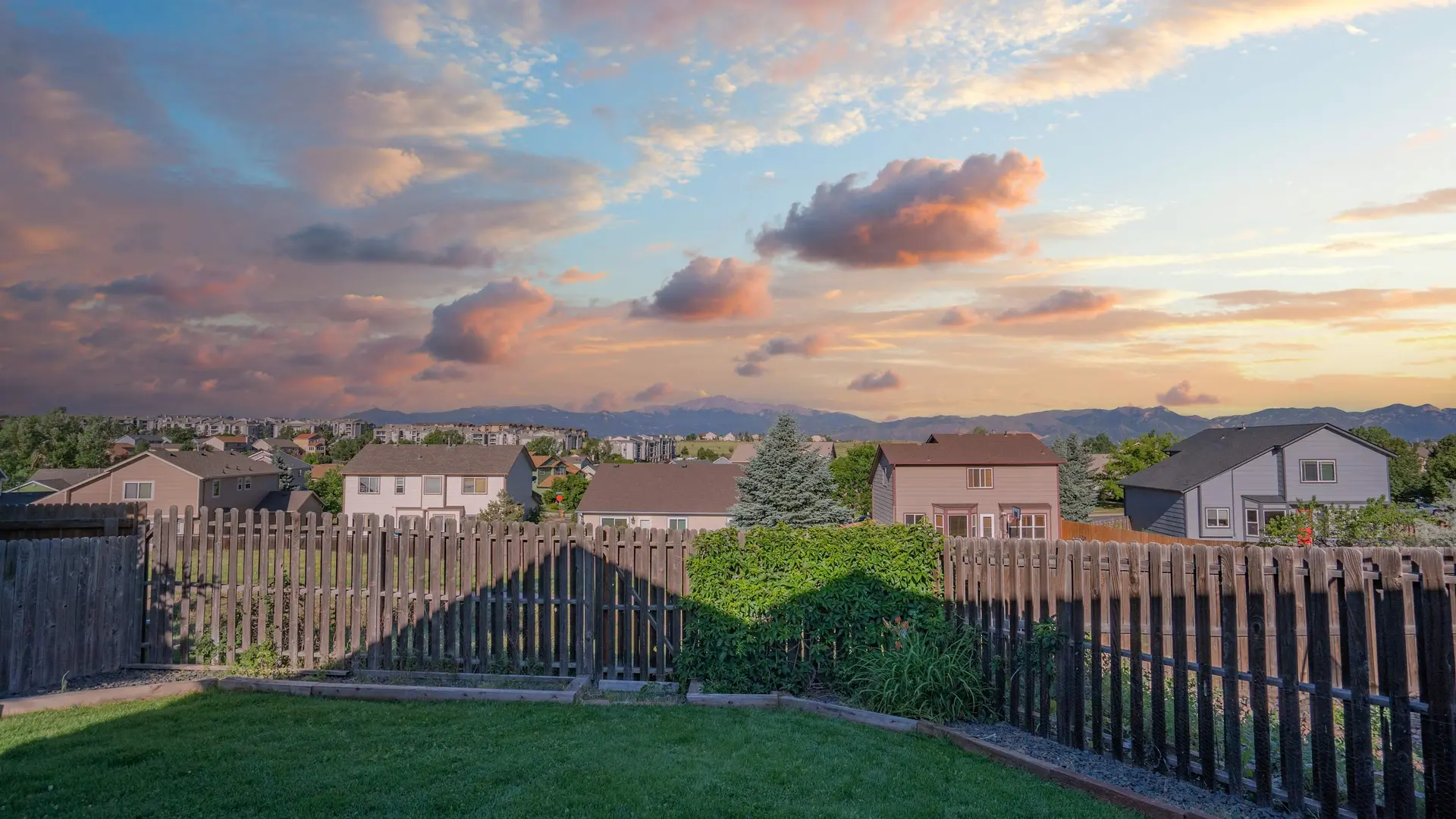 Lost Springs! Spacious Retreat w Stunning Views