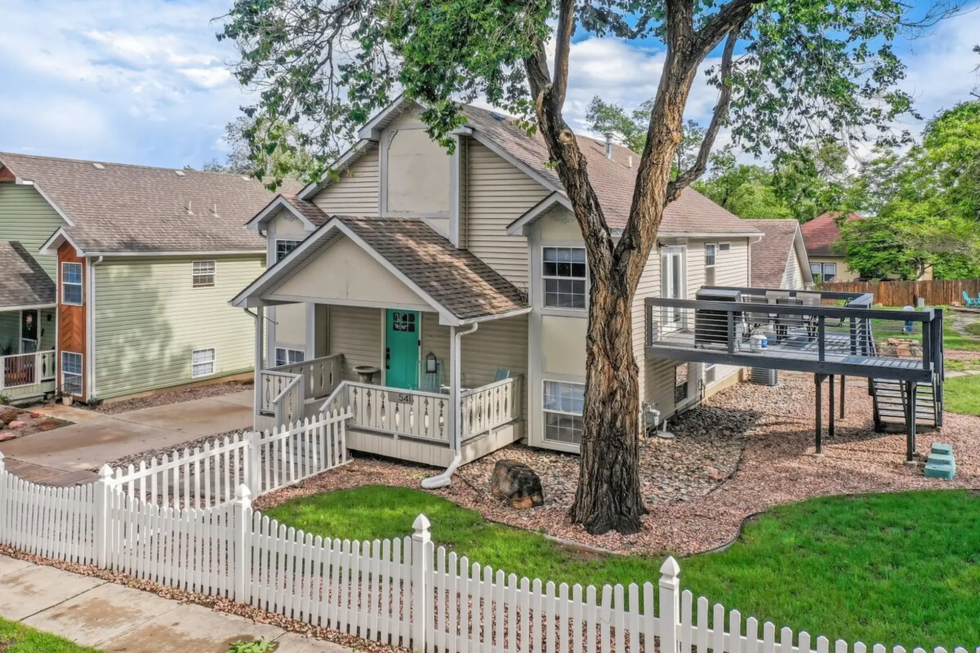 Redwood Haus! Hot Tub & BBQ & Fire Pit!