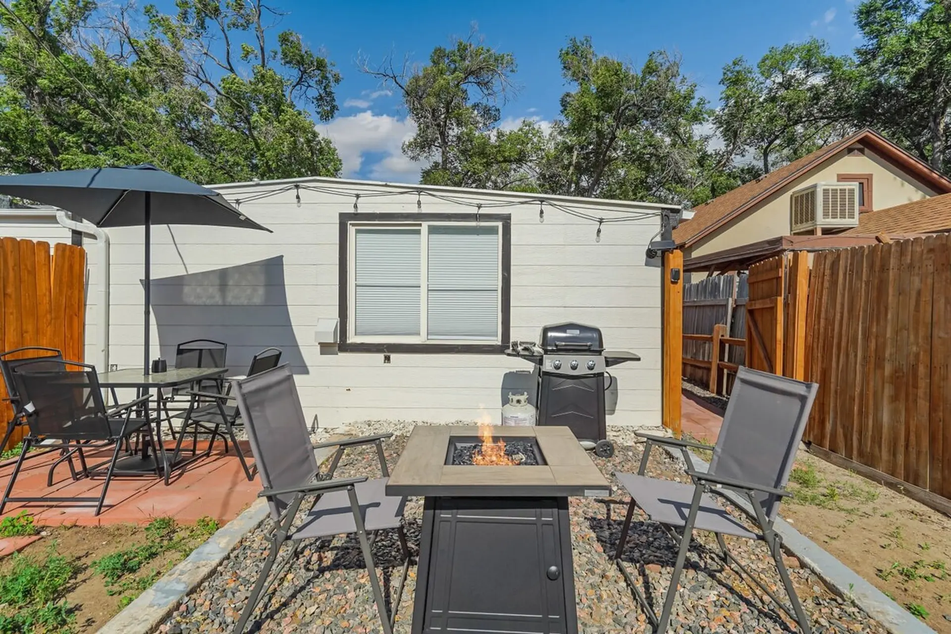 Sandstone Suite! Apartment w Work Station & BBQ