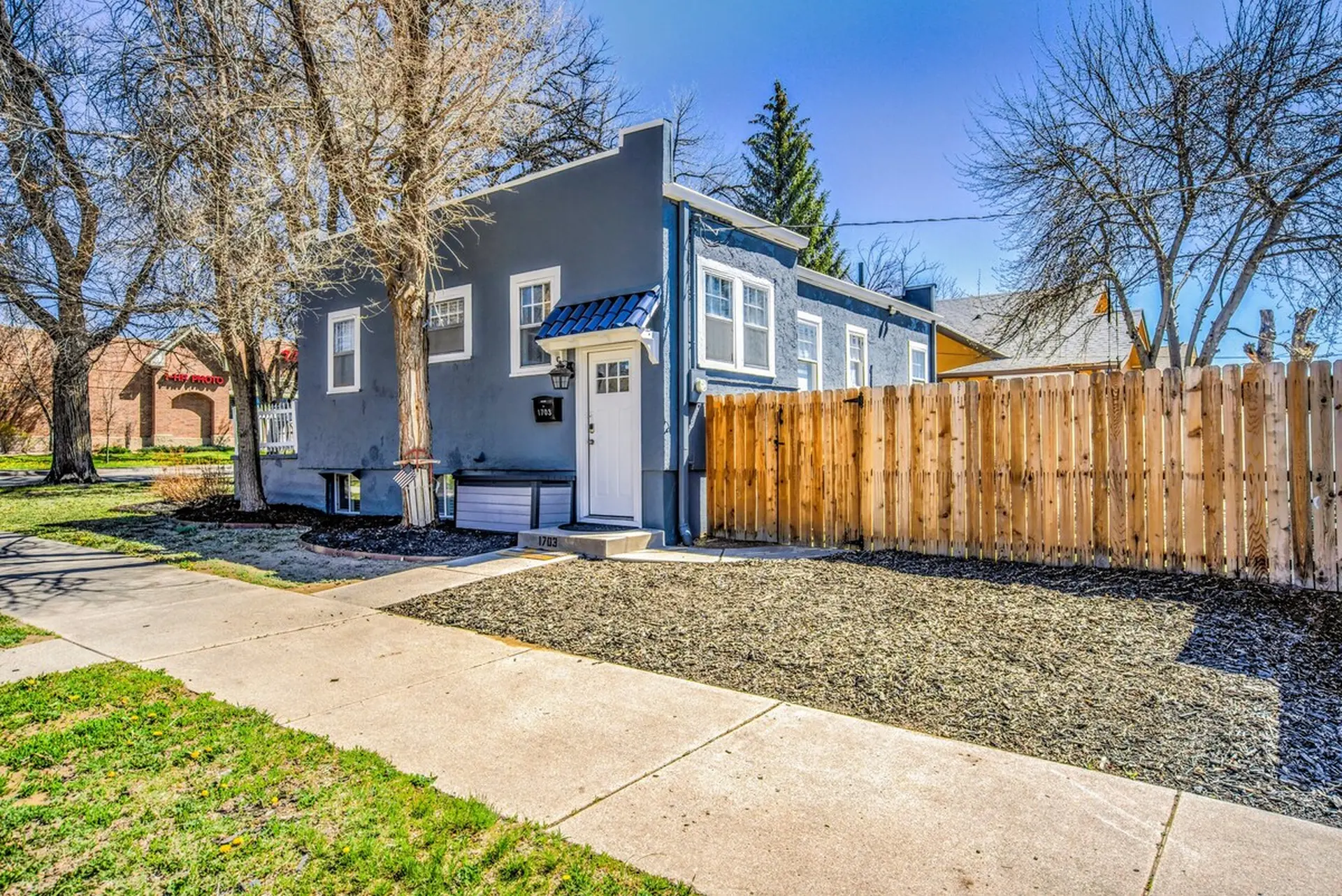 Olympic Flat! Downtown w Hot Tub, BBQ & Fire pit