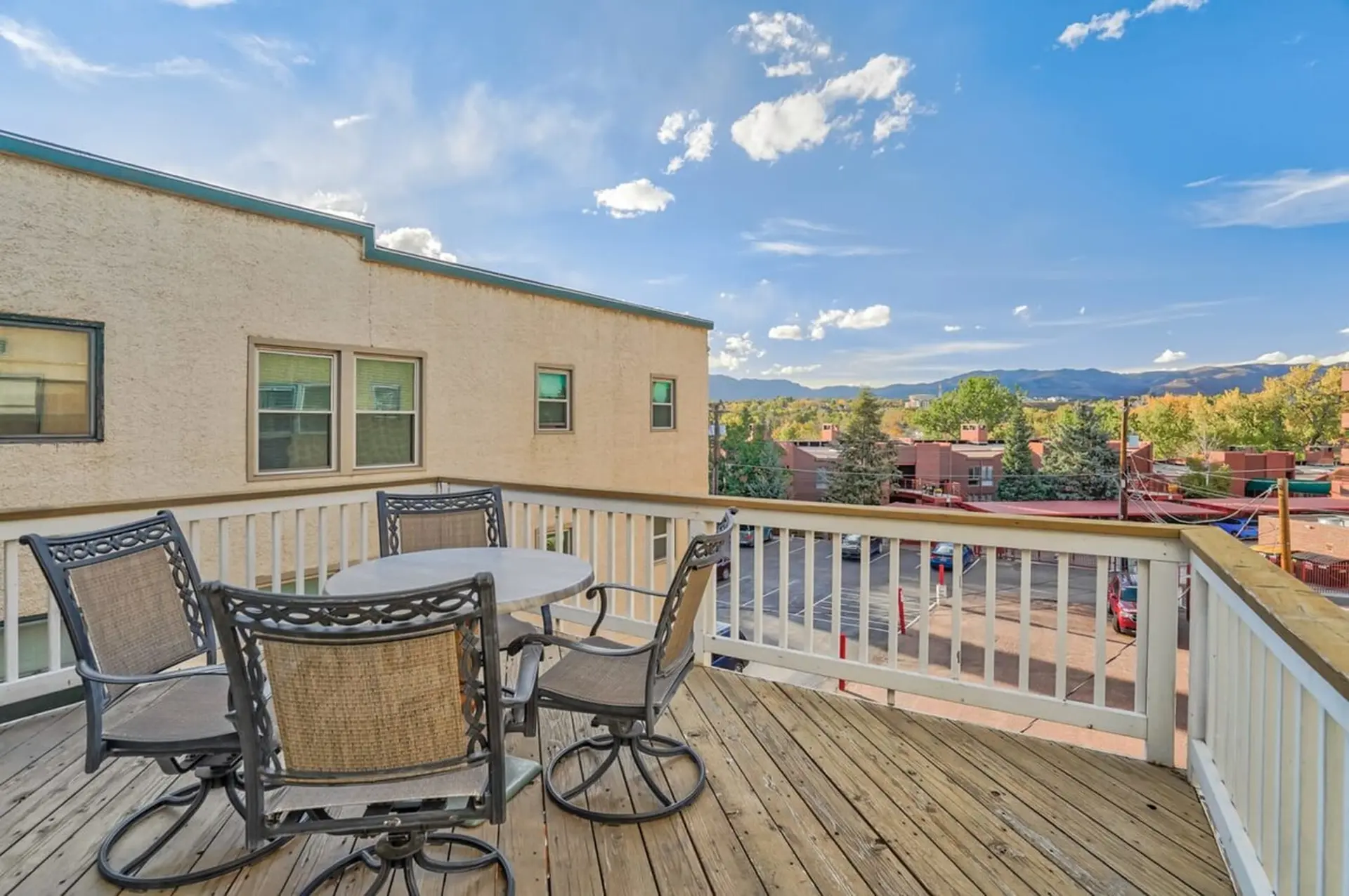 Crescent Estate! Mtn Views, Walk DT, Golf, Hot Tub