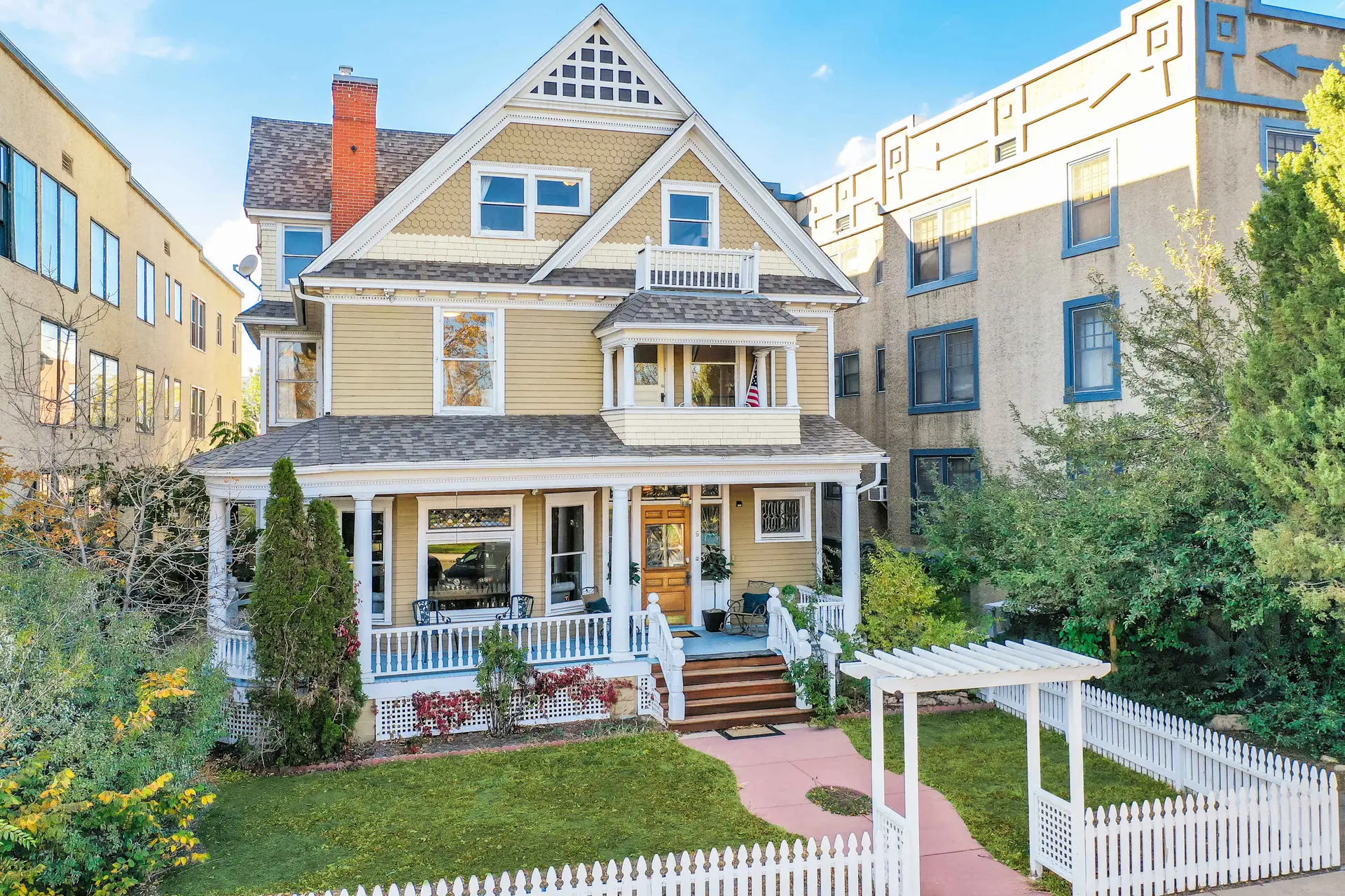Crescent Estate! Mtn Views, Walk DT, Golf, Hot Tub
