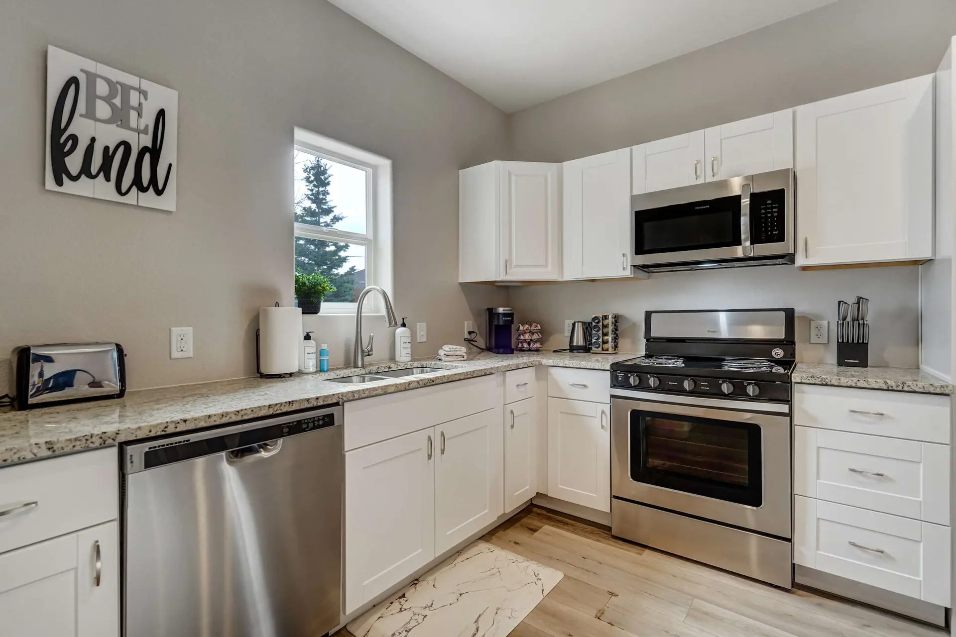 Parkside Ridge! Cozy Escape w/Hot Tub & Views