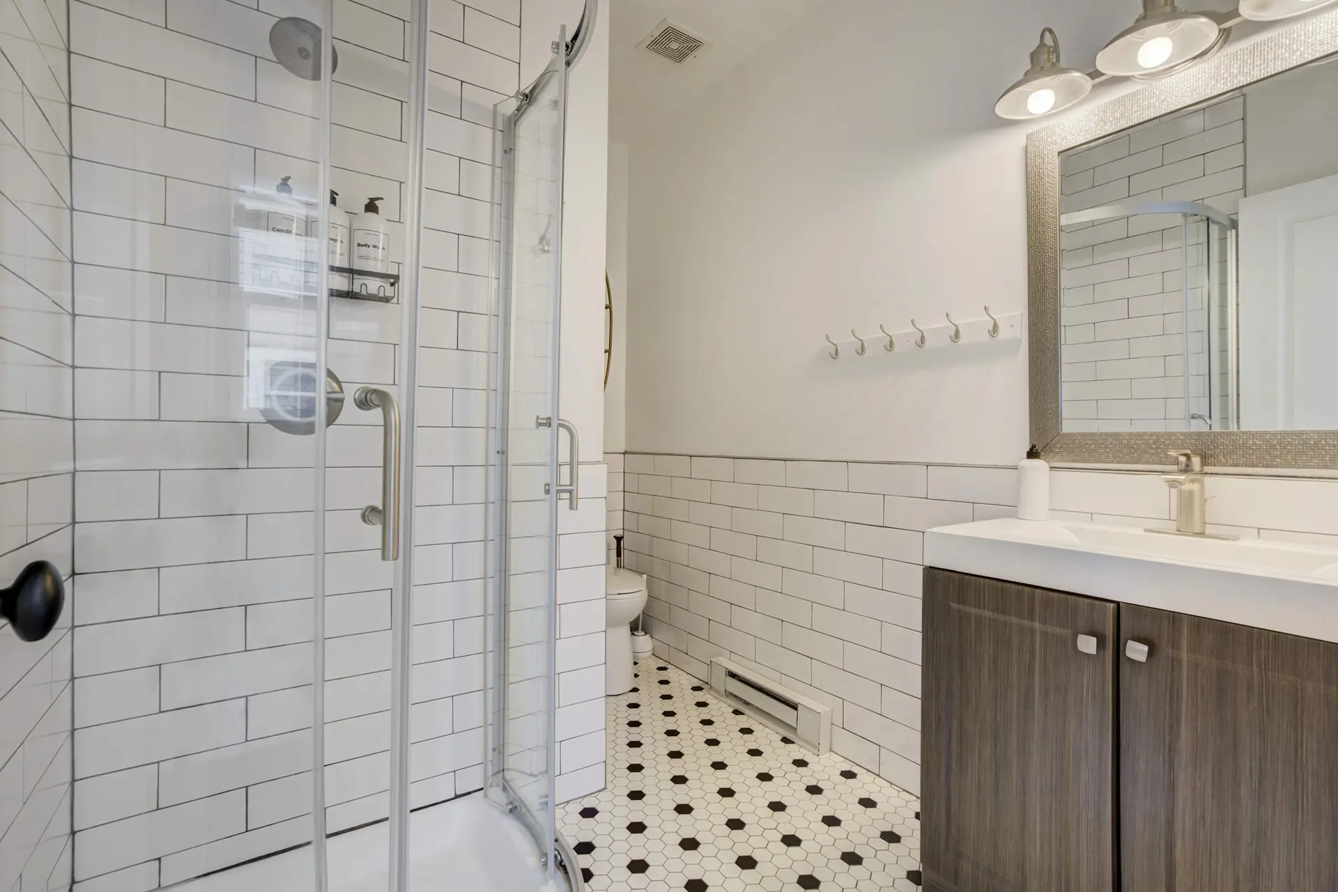 Modern Edge! Cozy & Stylish Downtown Retreat