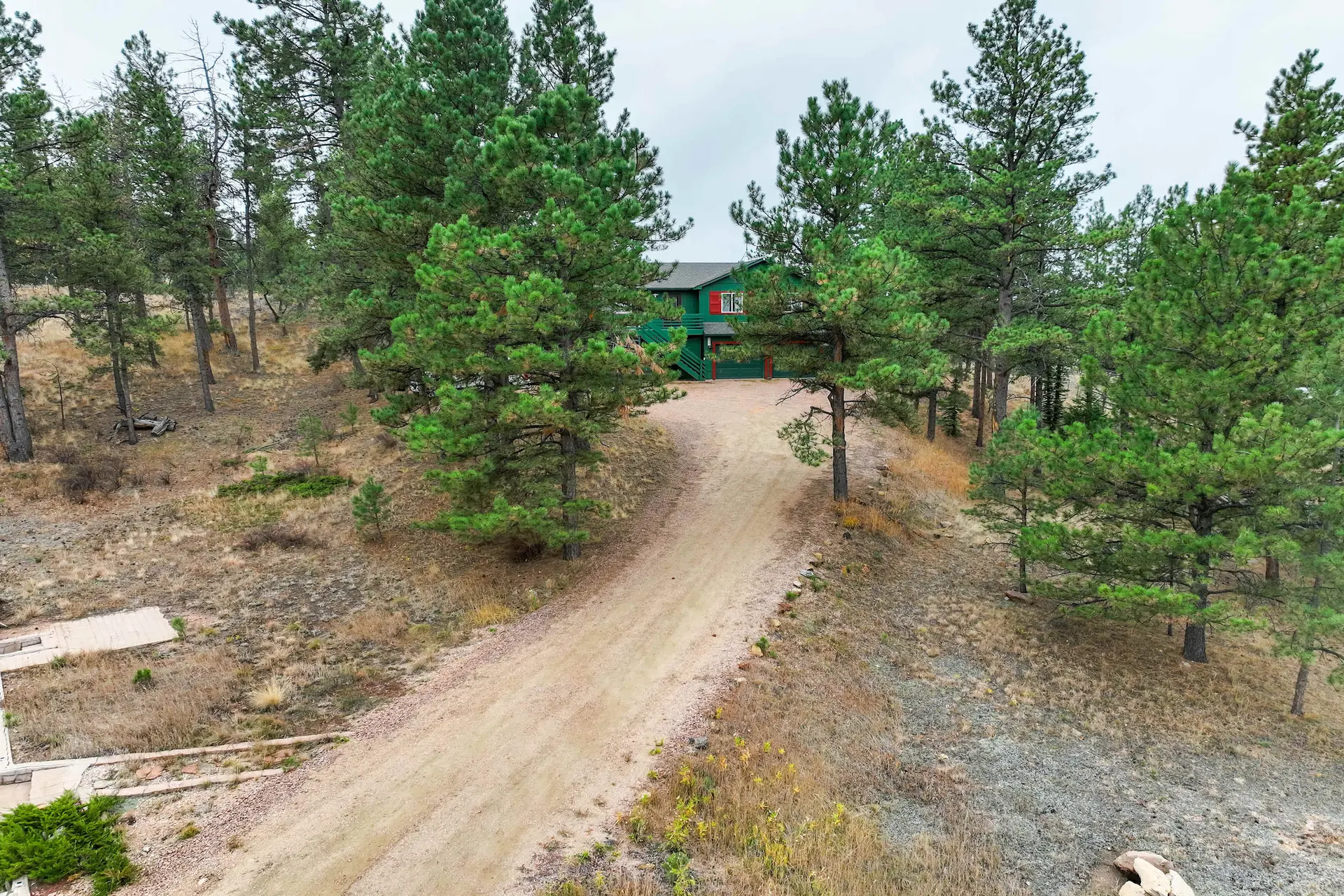 Crystal Retreat! BBQ, Trails & Private Hot Tub