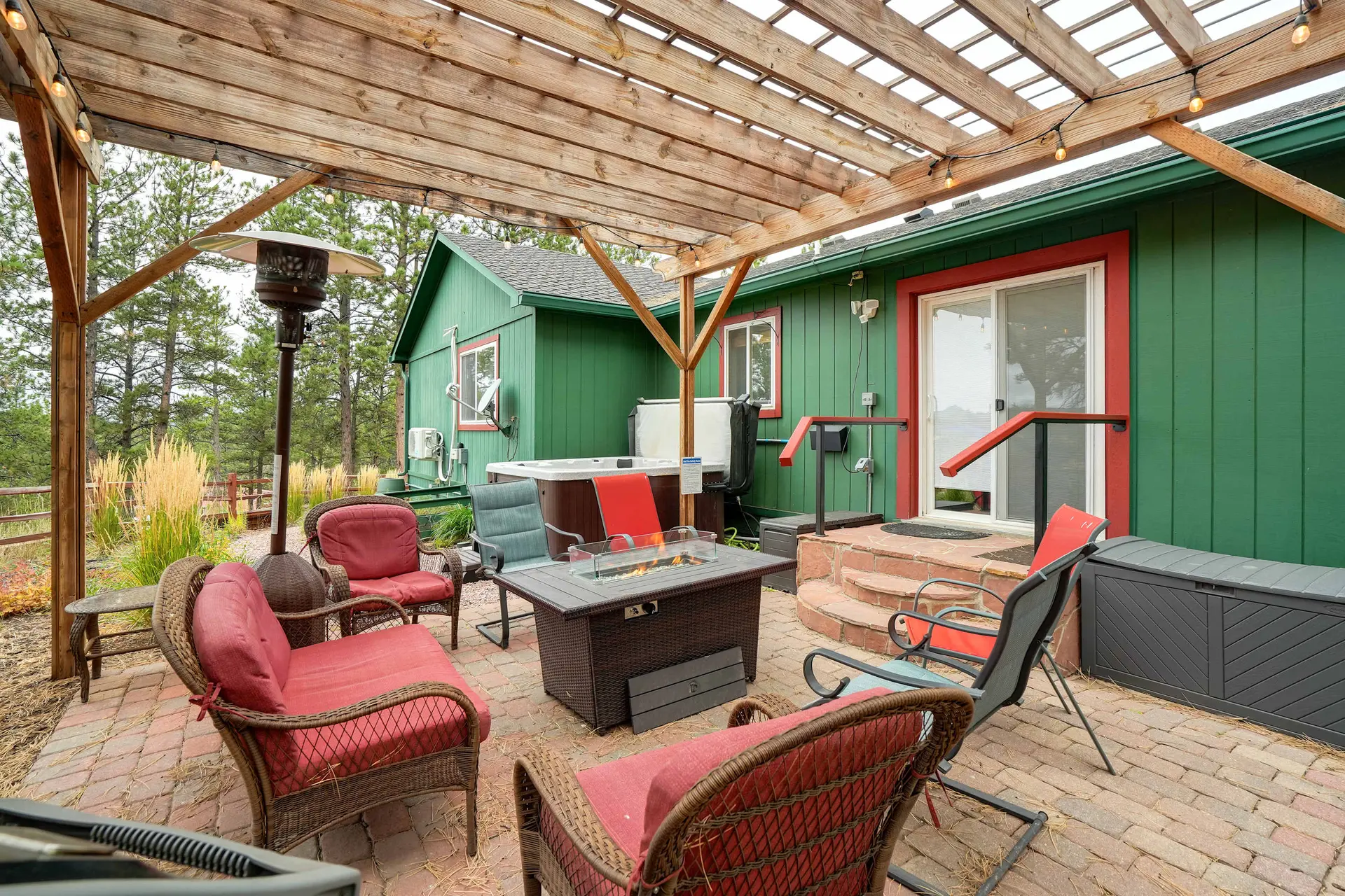 Crystal Retreat! BBQ, Trails & Private Hot Tub