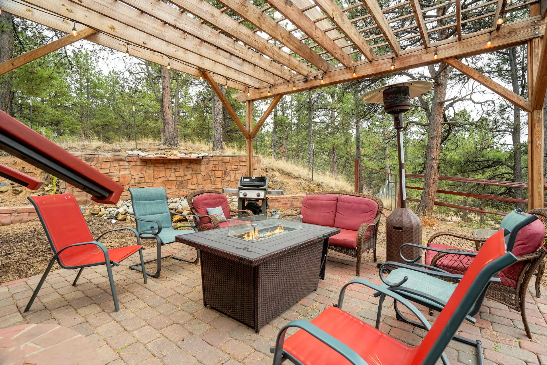 Crystal Retreat! BBQ, Trails & Private Hot Tub