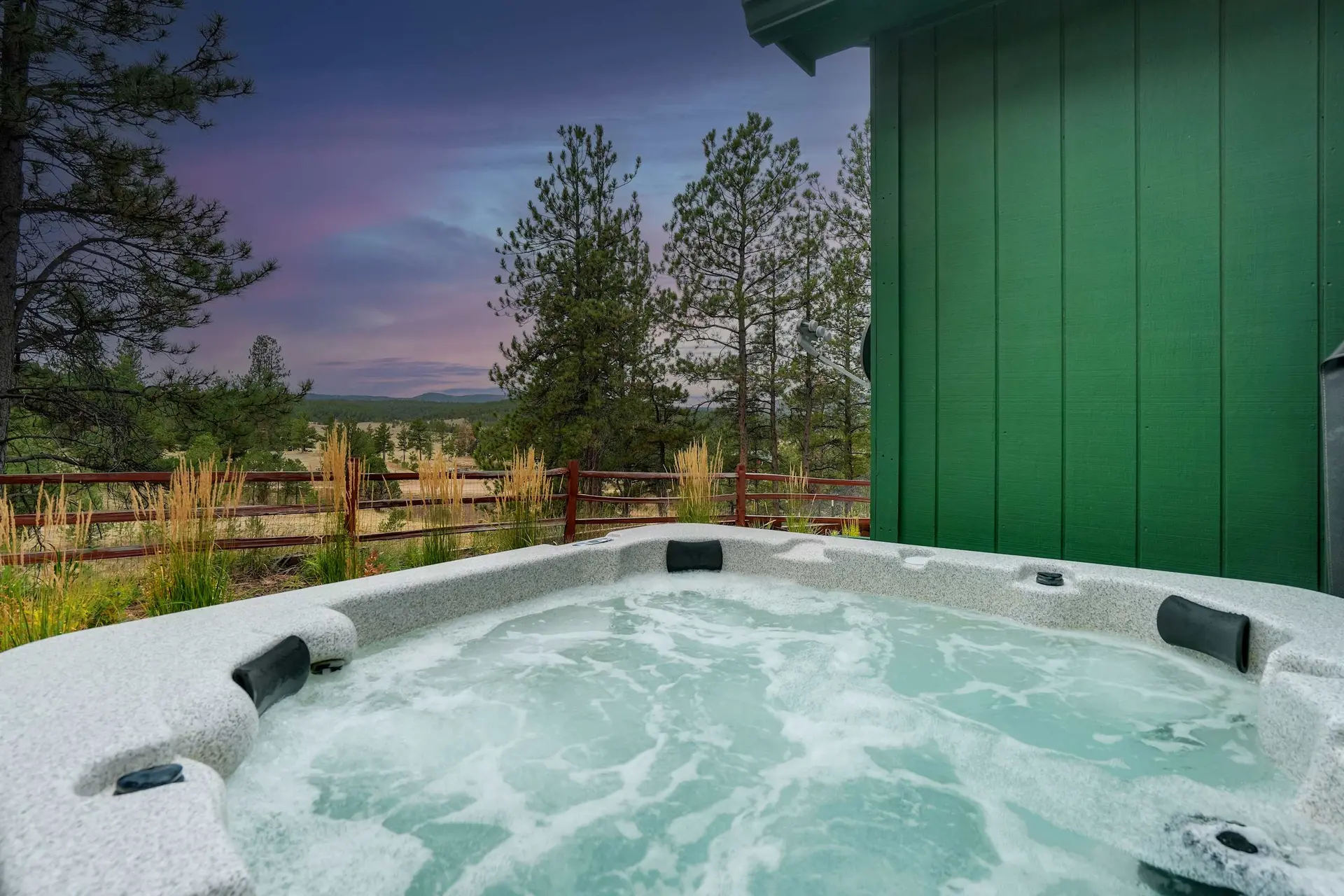Crystal Retreat! BBQ, Trails & Private Hot Tub
