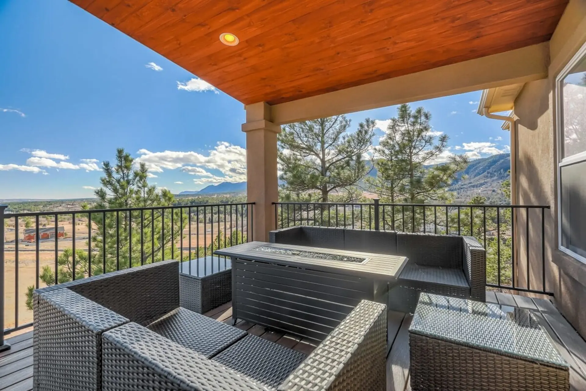 Stargazer Paradise! Hot Tub, Gym & Man Cave