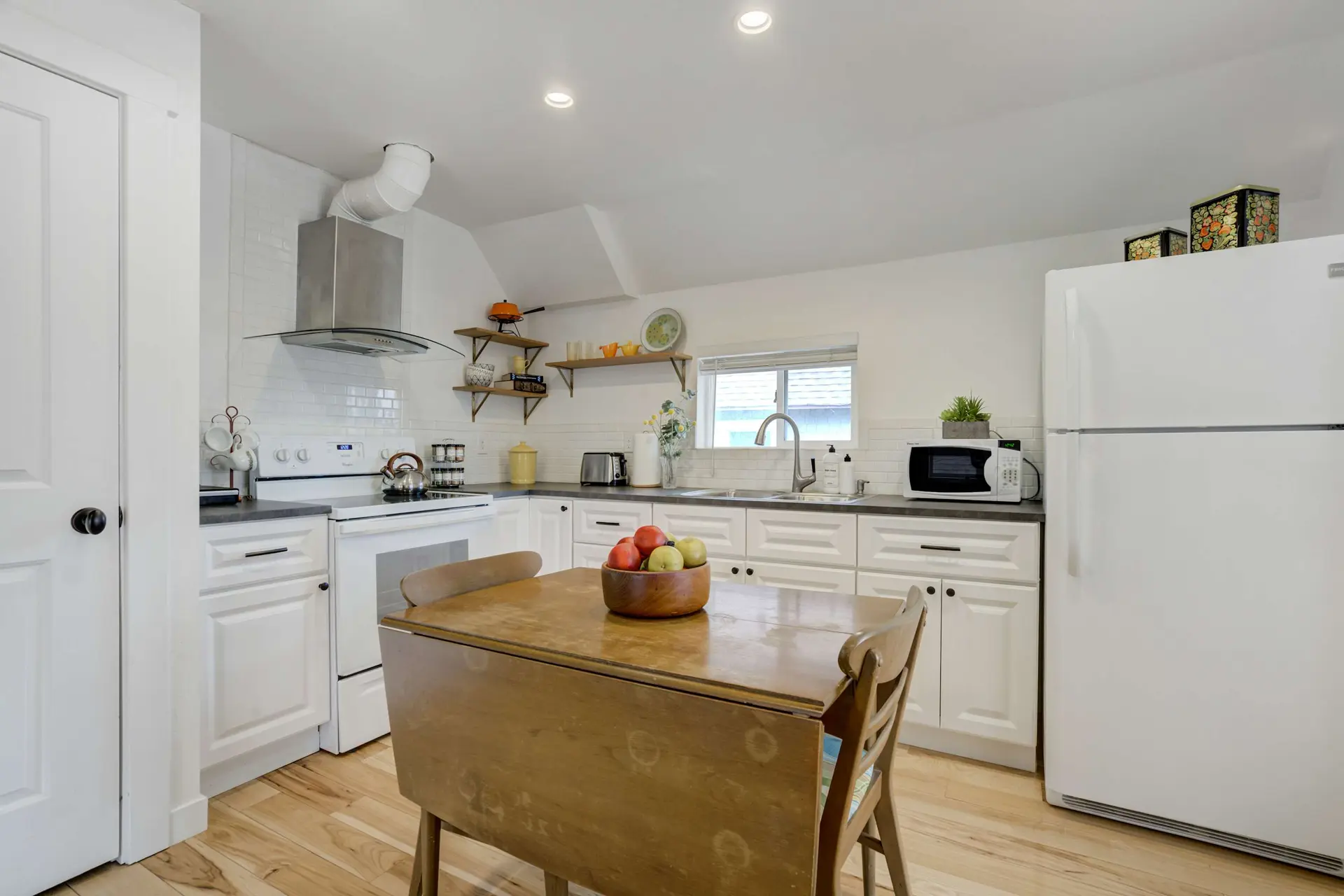 Modern Nova! Cozy & Stylish Downtown Retreat