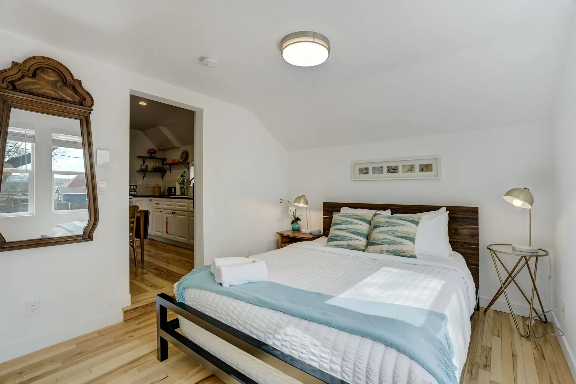 Modern Nova! Cozy & Stylish Downtown Retreat