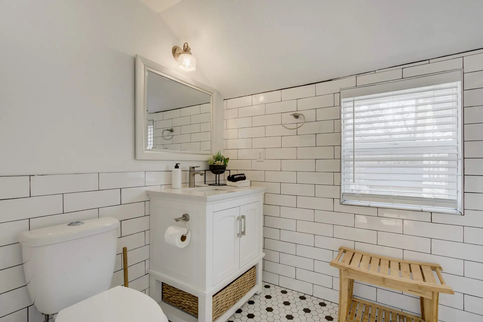 Modern Nova! Cozy & Stylish Downtown Retreat