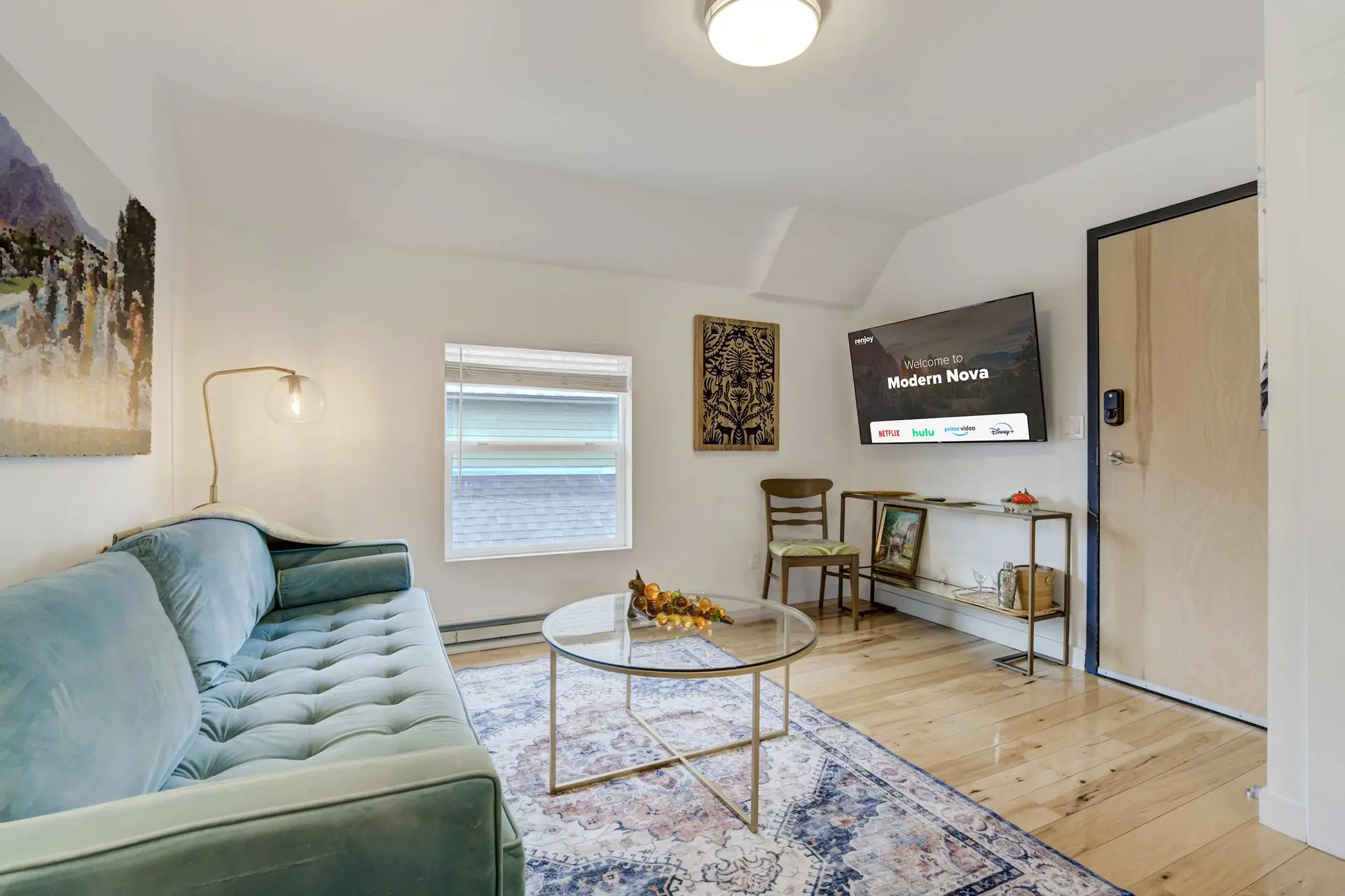 Modern Nova! Cozy & Stylish Downtown Retreat