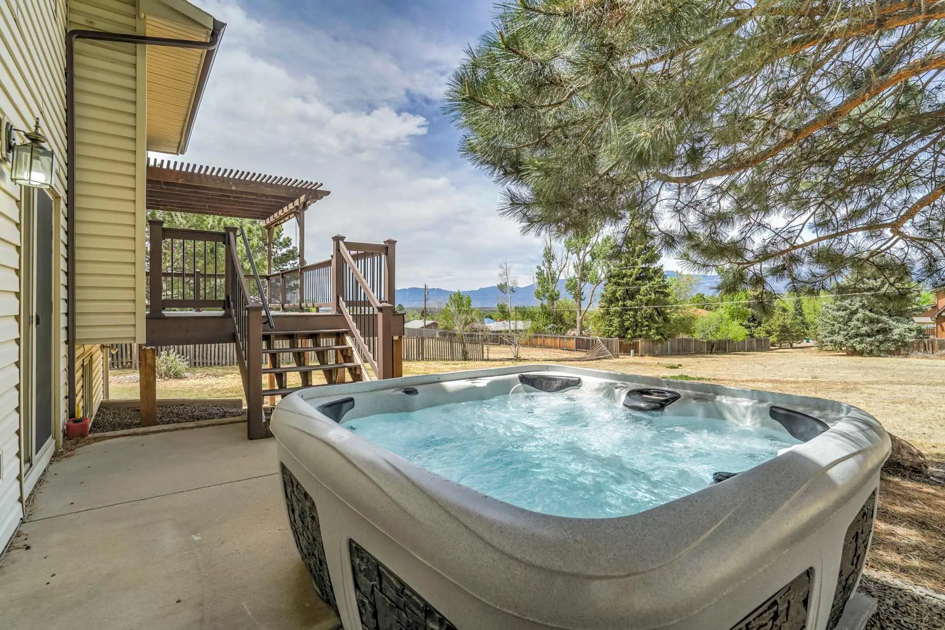 Foxwood Acres! Cozy Home, Hot Tub & Mountain Views