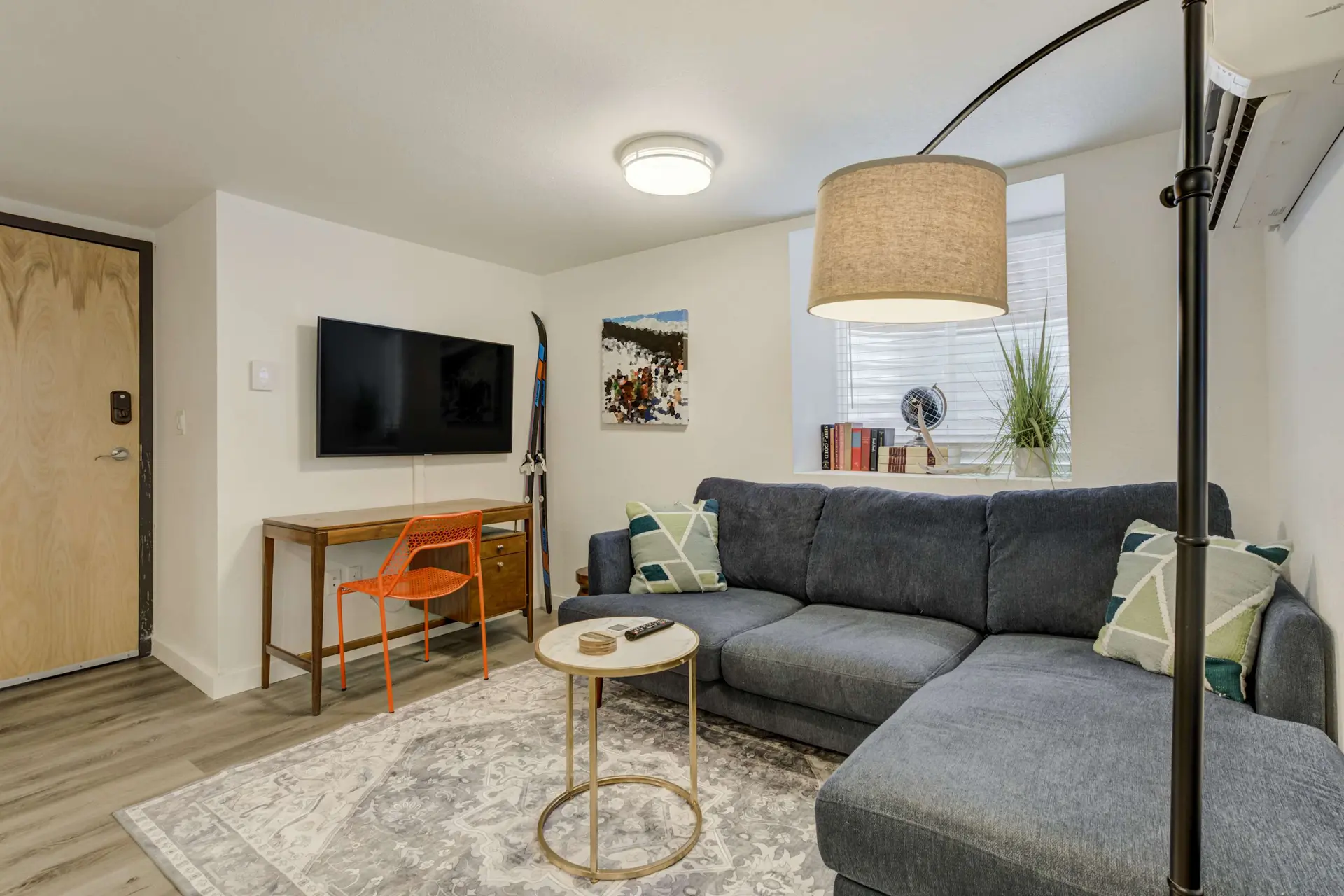 Modern Muse! Cozy Downtown Retreat with Workspace