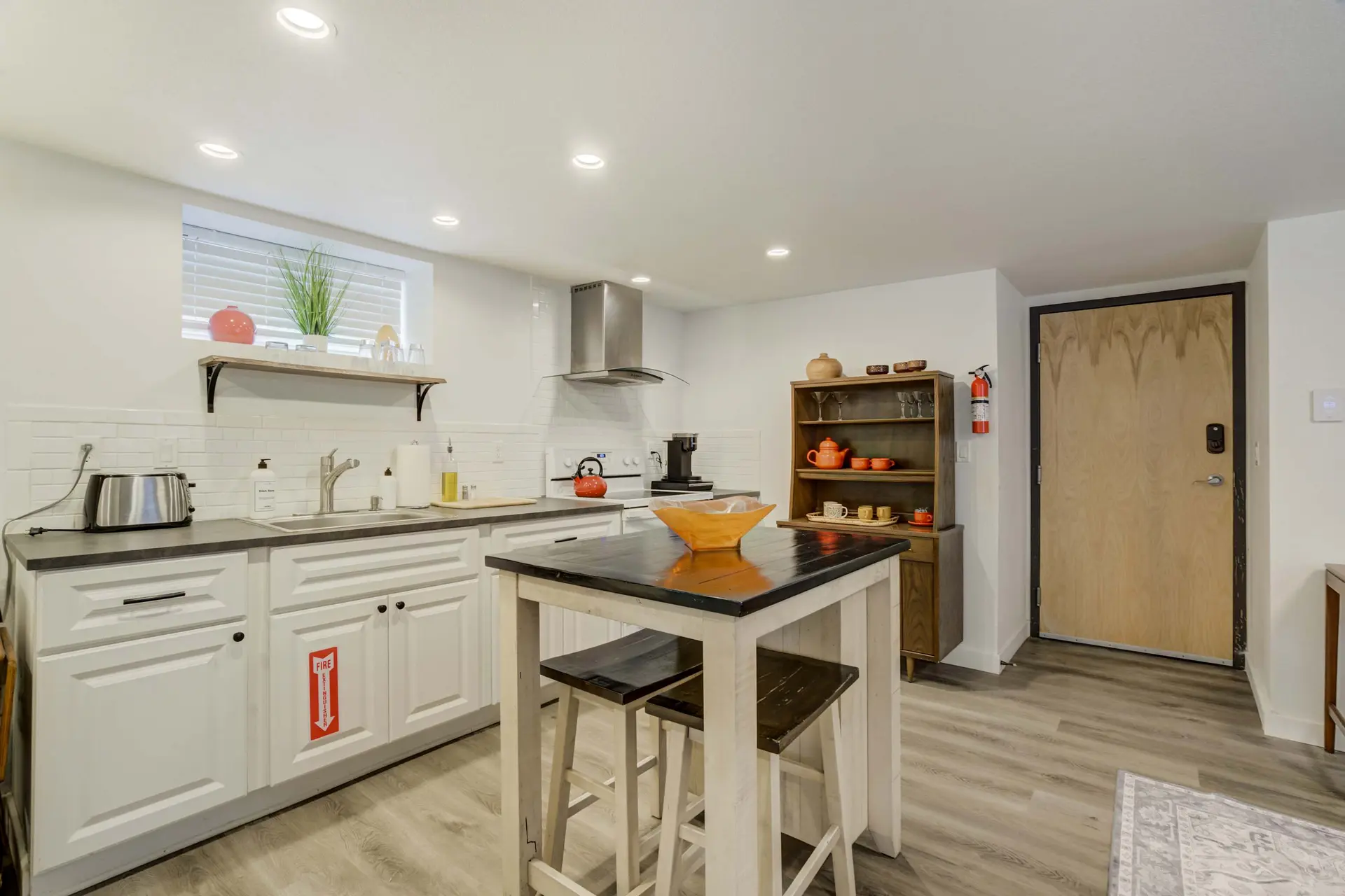 Modern Muse! Cozy Downtown Retreat with Workspace
