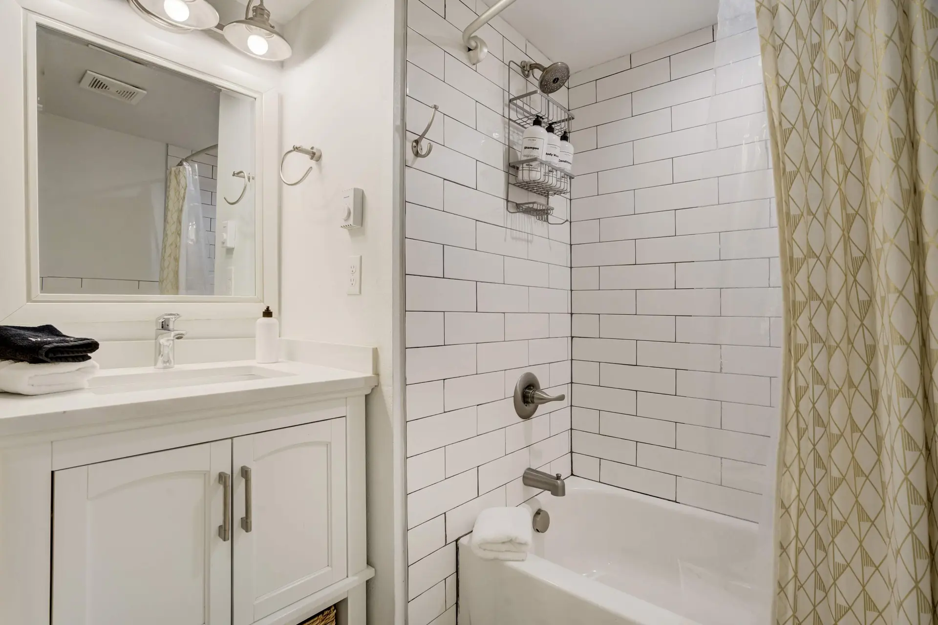 Modern Muse! Cozy Downtown Retreat with Workspace