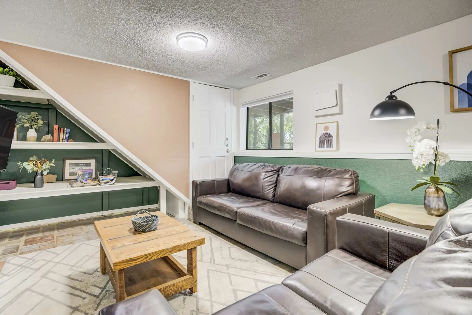 Hillside Perfection! Pet-Friendly, Fire Pit & BBQ