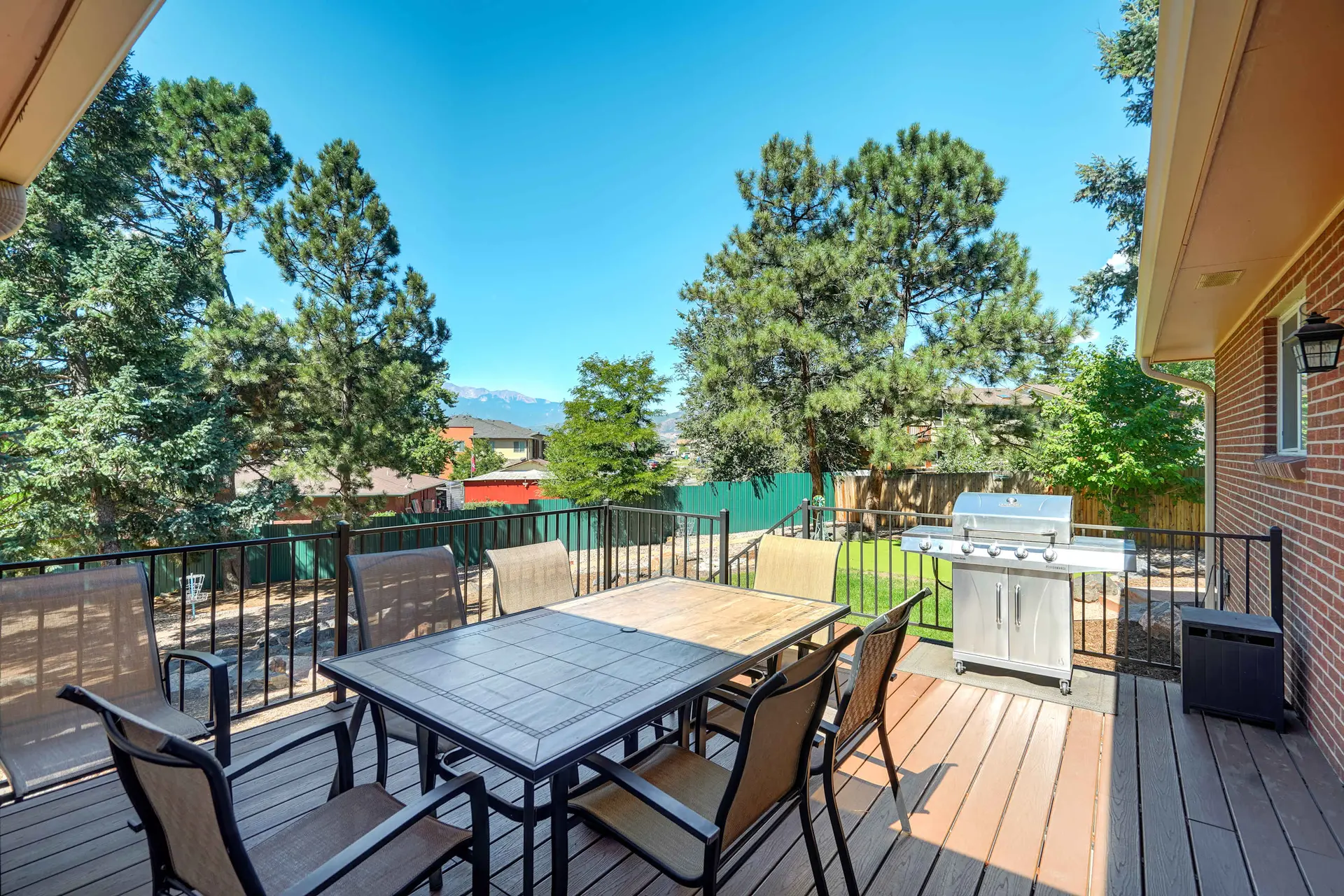 Crestgate Den! Patio, Games, Frisbee Golf & Views!