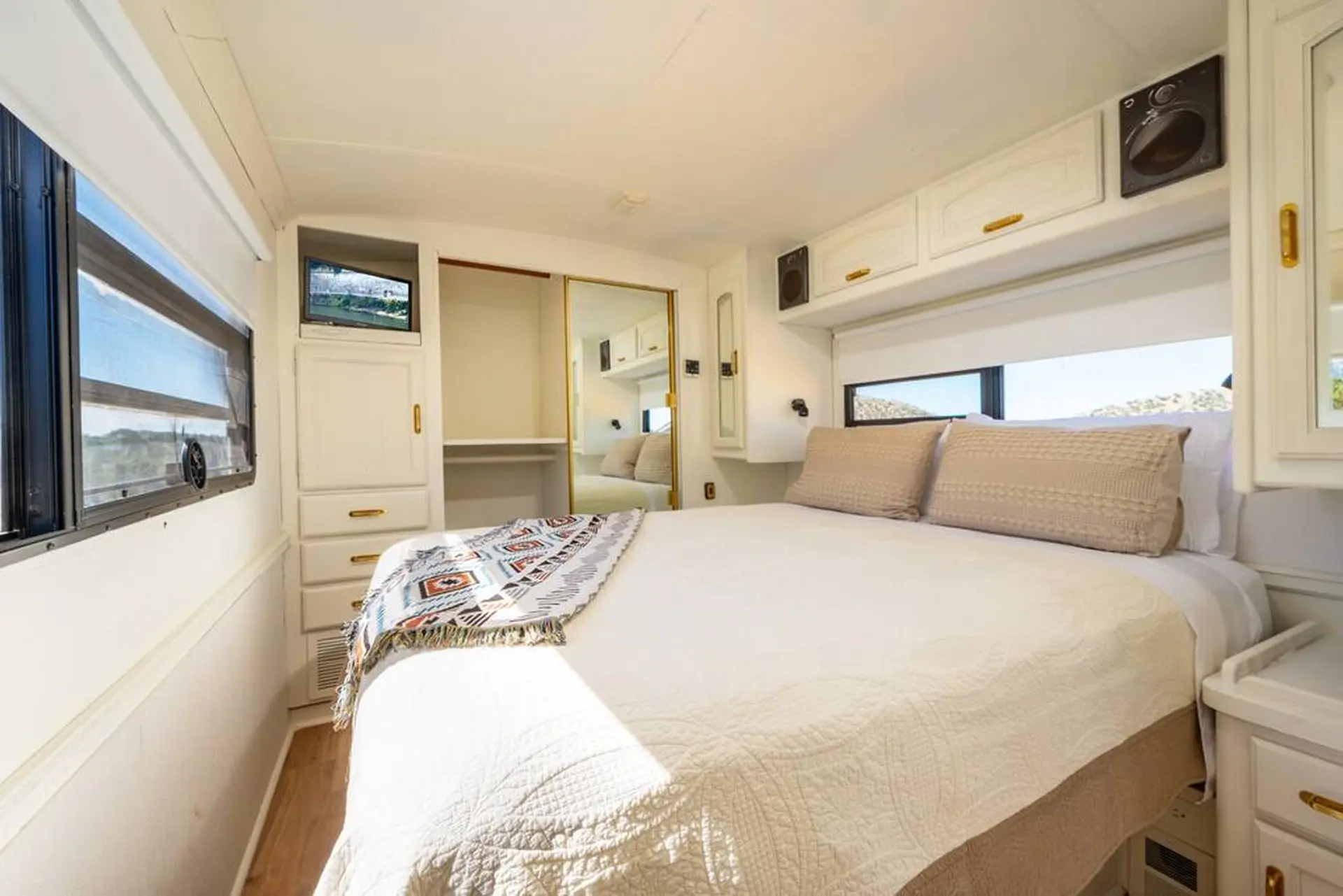 35' RV- Glamping |Firepit |Private| 15min to Plaza