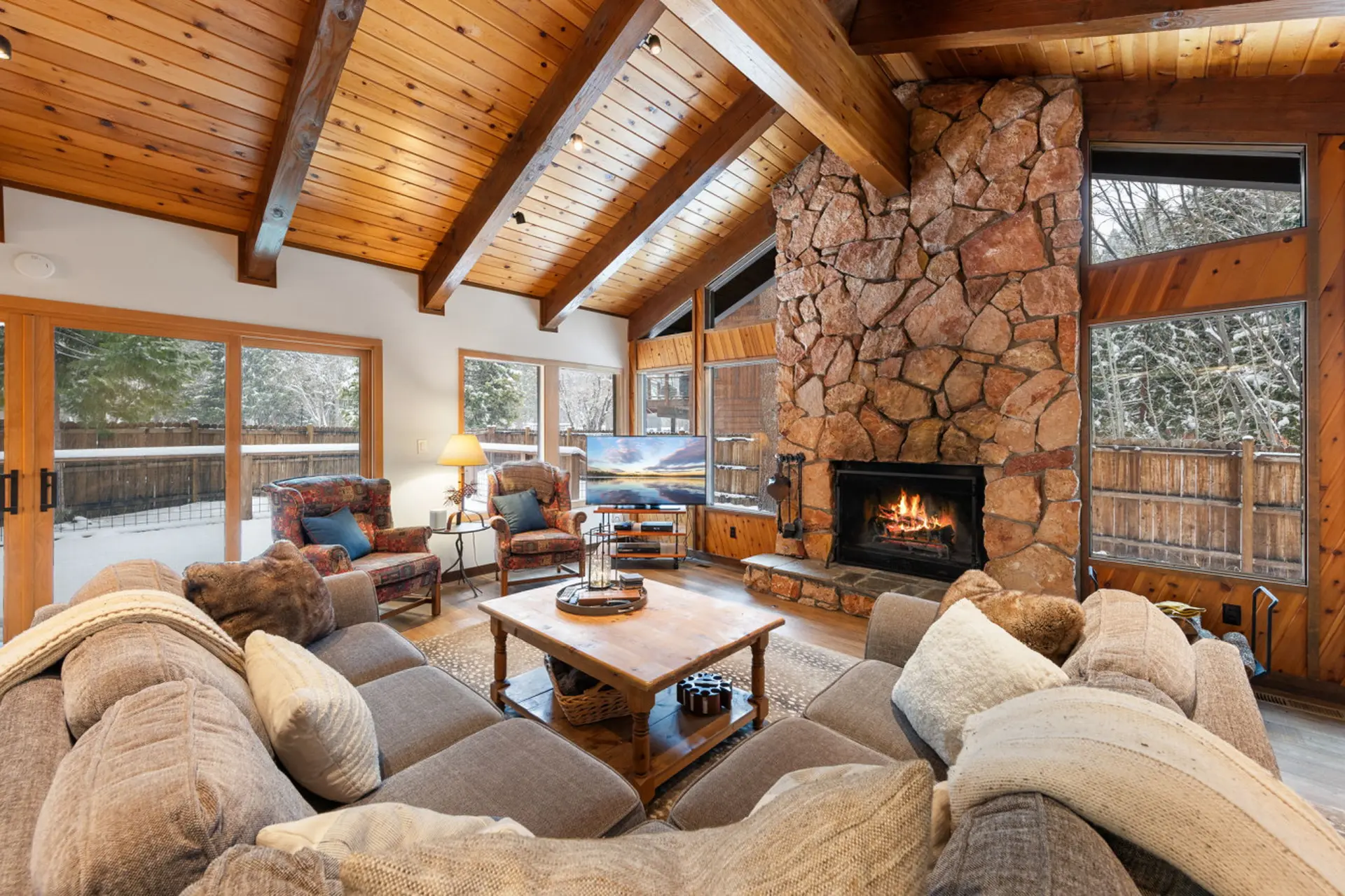 Cabin for 8 HotTub Walk to Private Beach for HOA