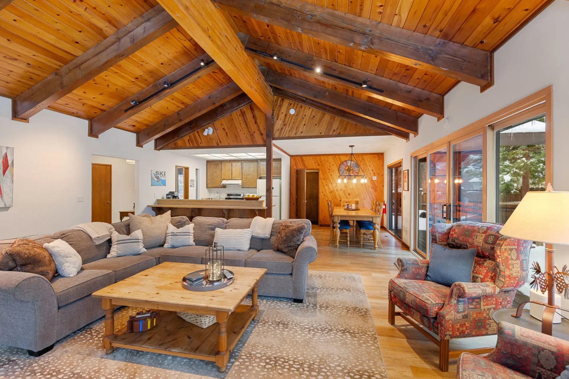 Cabin for 8 HotTub Walk to Private Beach for HOA