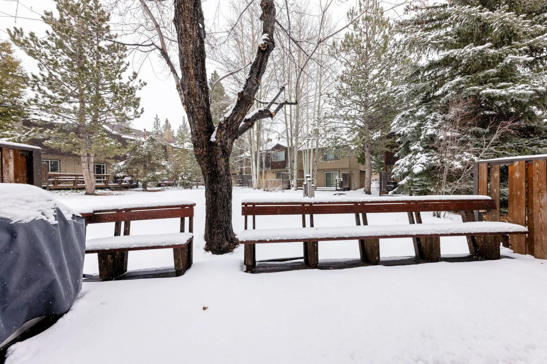 Tahoe City Condo for 8 HotTub for HOA Close to Ski