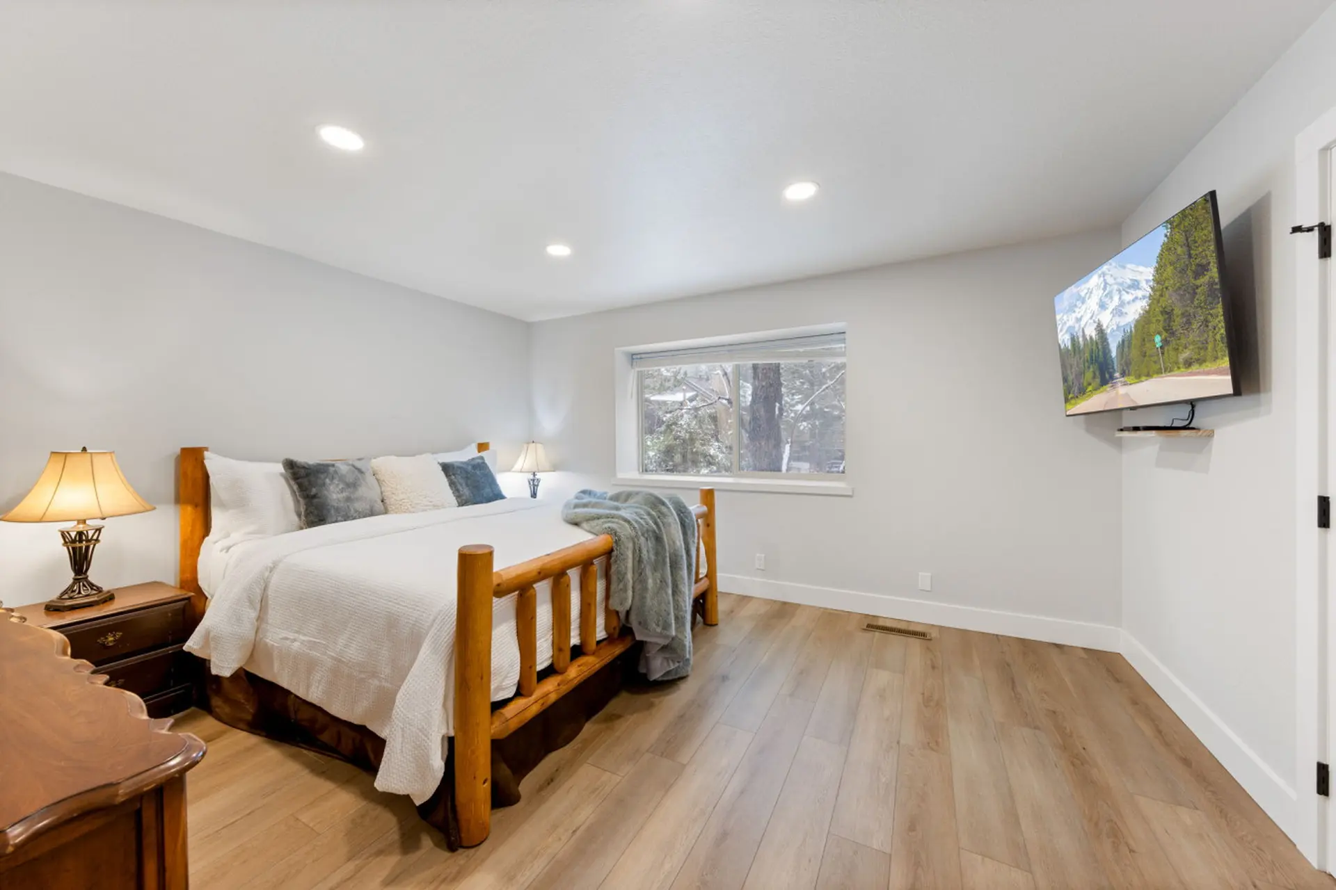 Tahoe City Condo for 8 HotTub for HOA Close to Ski