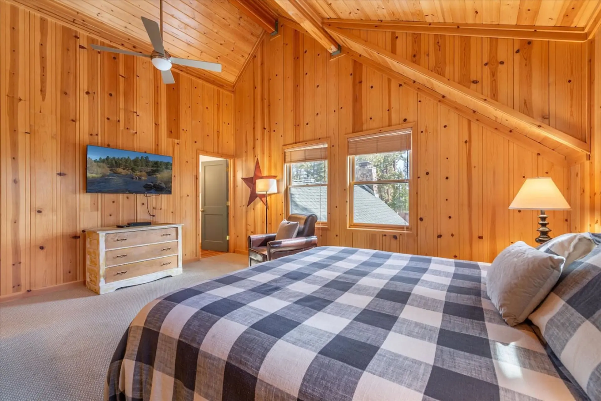 Gorgeous Cabin Close to Slopes Lake Trails A+ Deck