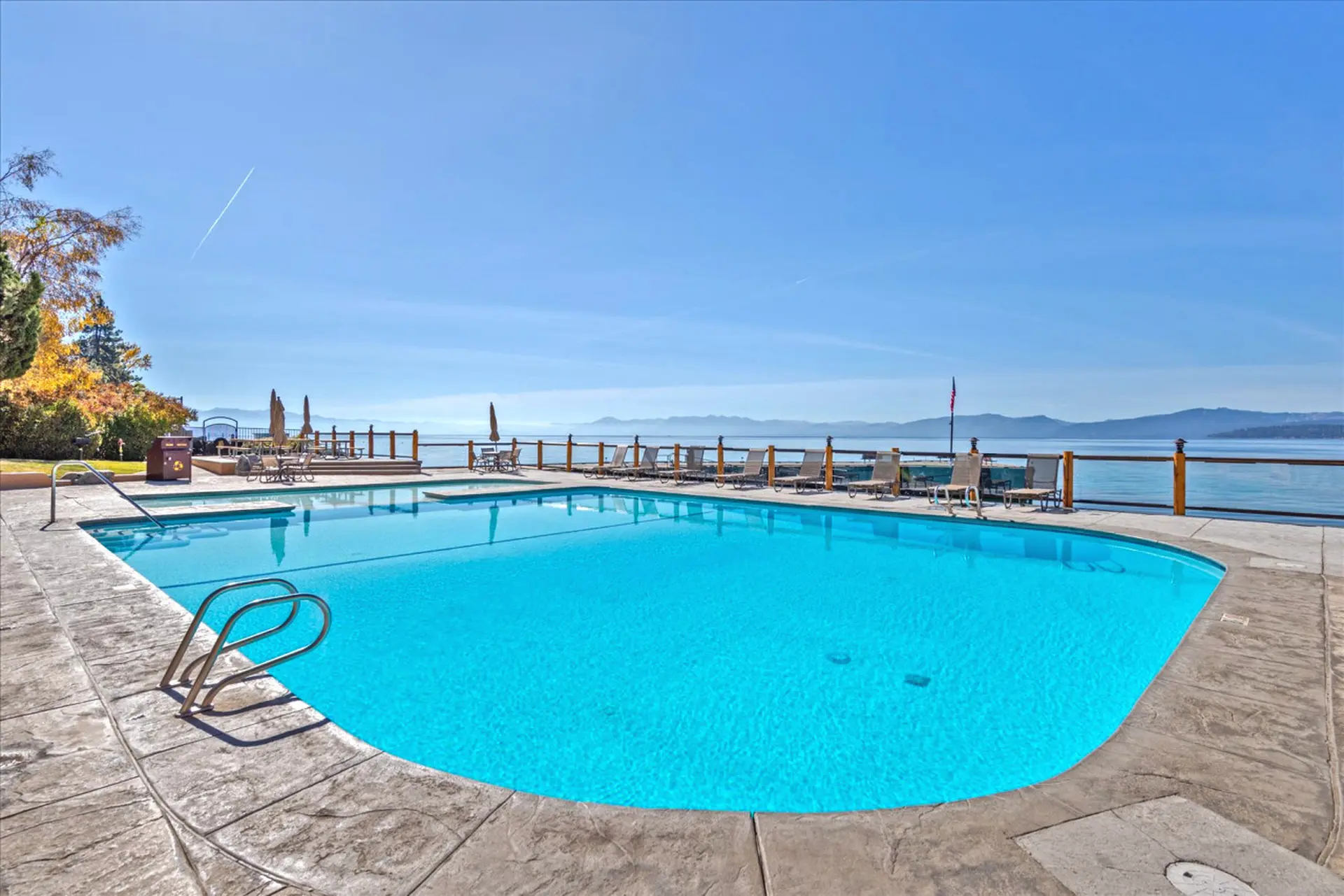Lakefront Condo Amazing Views Pool & PB Courts