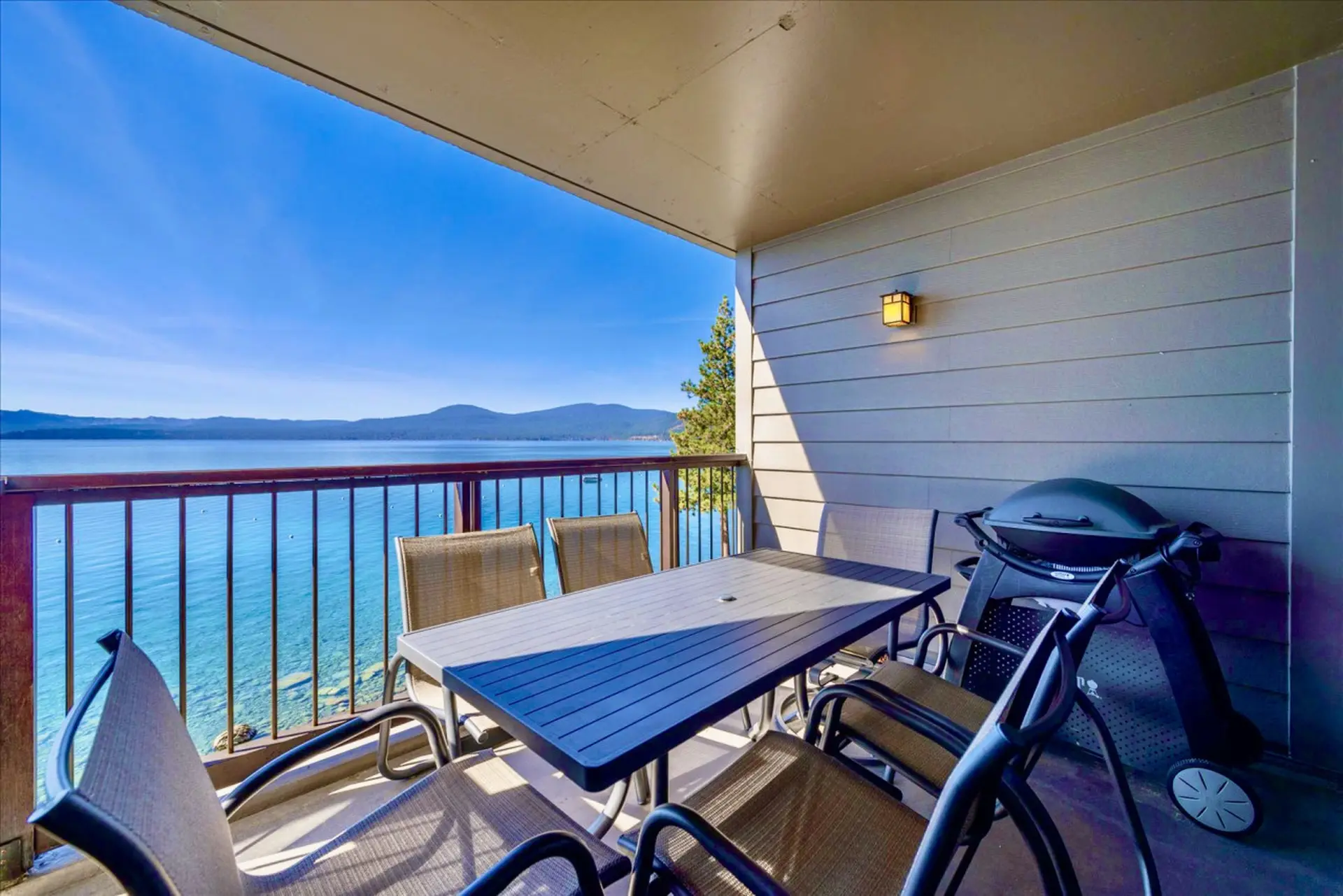 Lakefront Condo Amazing Views Pool & PB Courts