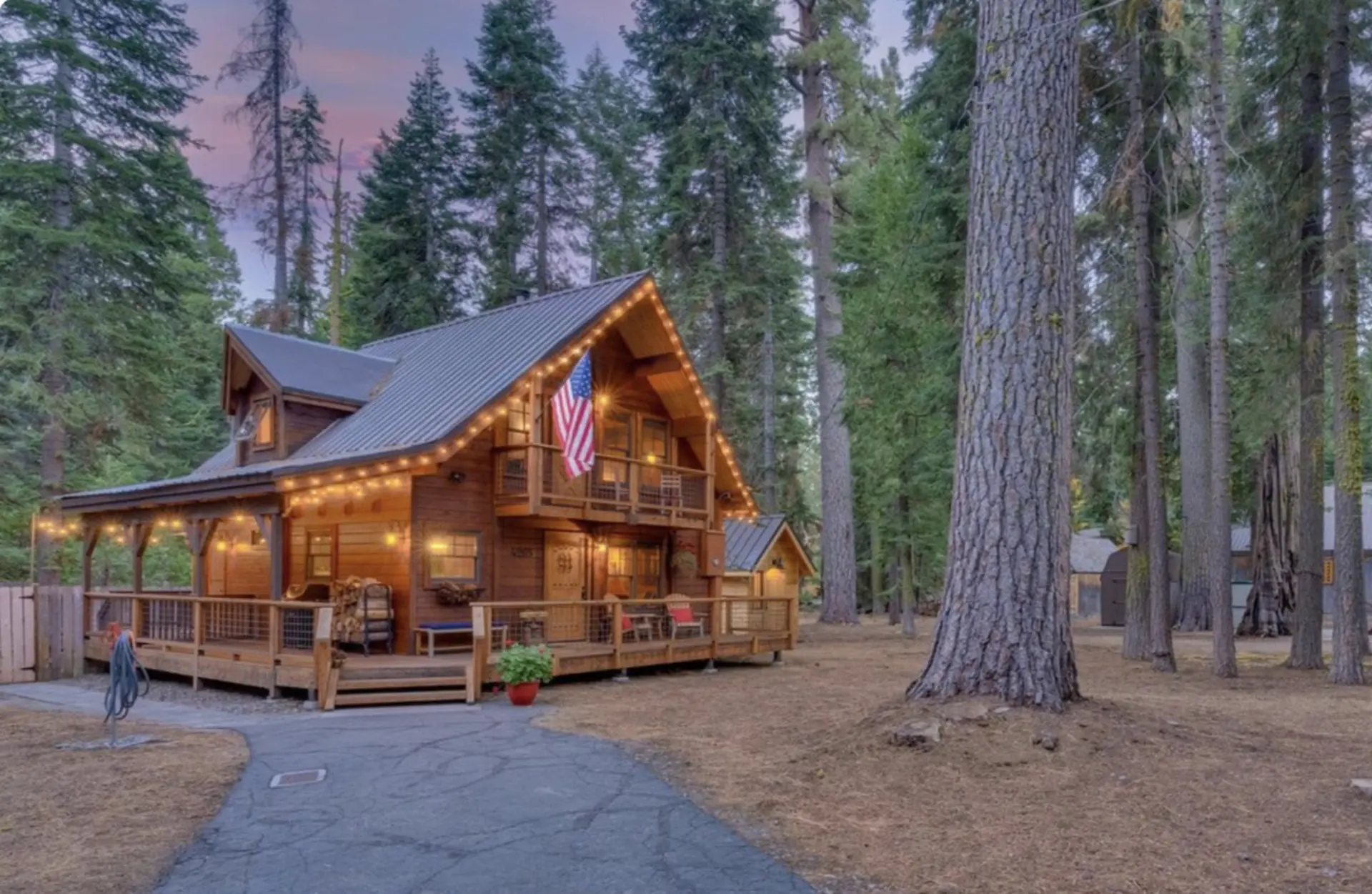 Gorgeous Cozy Cabin Hot Tub Walk to Lake Dog Yard