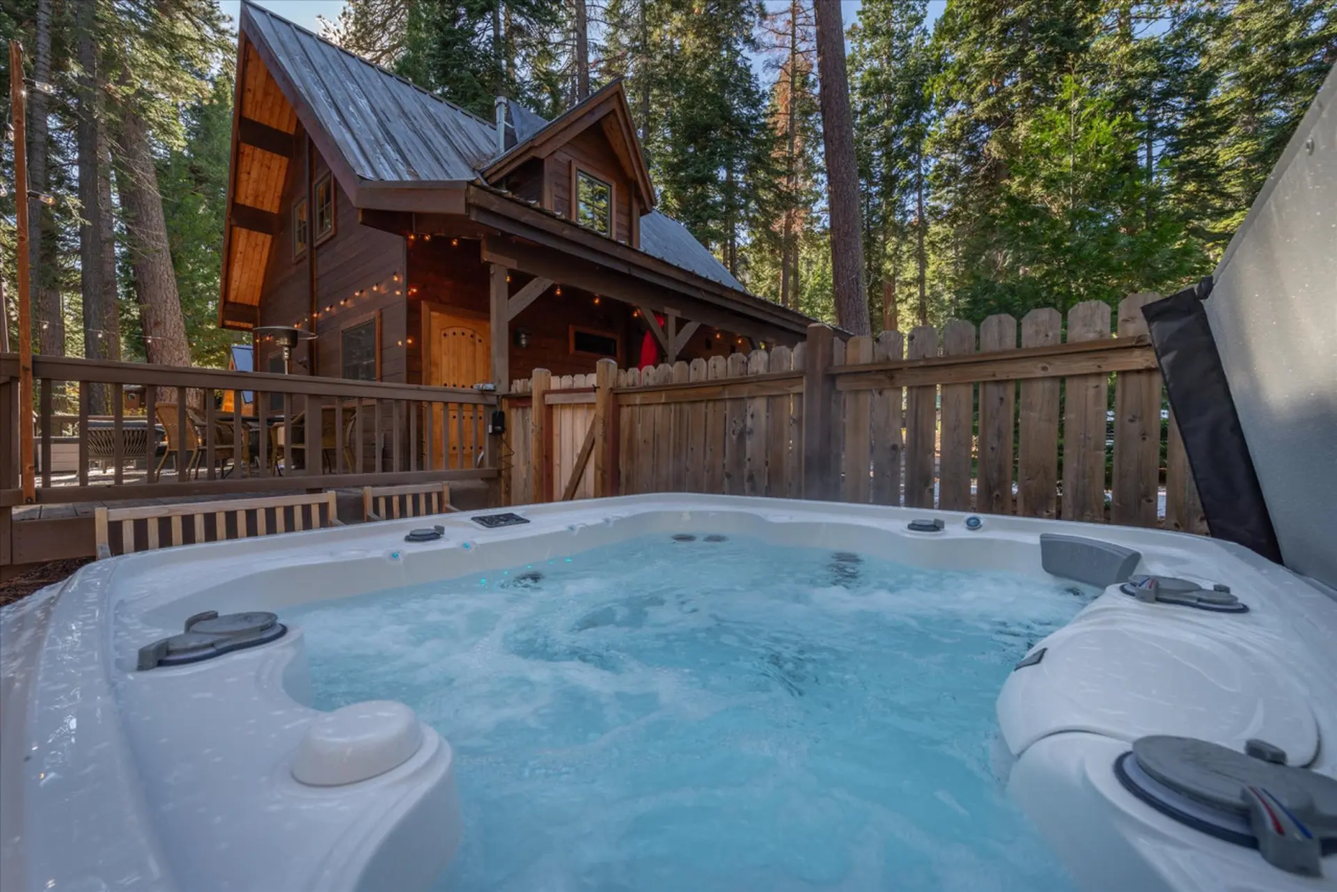 Gorgeous Cozy Cabin Hot Tub Walk to Lake Dog Yard